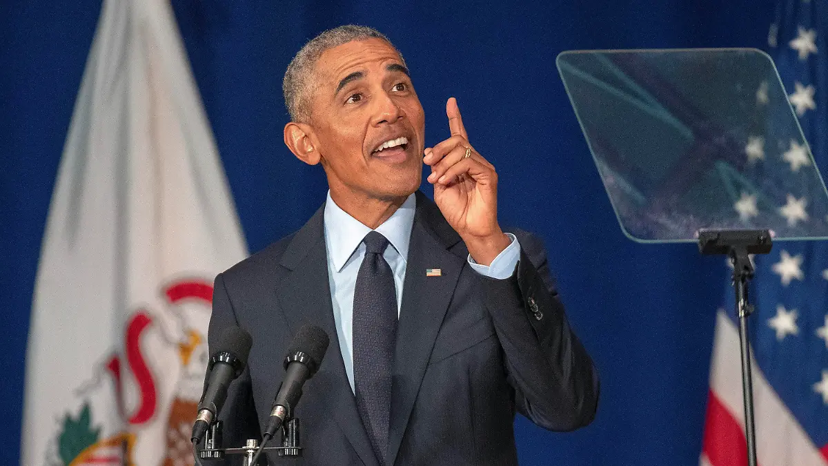 07.09.2018, USA, Urbana: Der ehemalige US-Präsident Barack Obama spricht im Foellinger Auditorium auf dem Campus der University of Illinois in Urbana. Obama hat Amerikaner über Parteigrenzen hinweg dazu aufgefordert, die Regierung seines Amtsnachfolgers Donald Trump bei den Zwischenwahlen abzustrafen. In einem ungewöhnlichen Schritt zwei Monate vor den Kongresswahlen übte der frühere Präsident am Freitag in einer Rede vor Studenten in Urbana-Champaign im US-Bundesstaat Illinois scharfe Kritik an der Trump-Regierung. (zu dpa «Obama: Trump-Regierung bei Zwischenwahlen abstrafen» vom 07.09.2018) Foto: Stephen Haas/The News-Gazette/dpa +++ dpa-Bildfunk +++