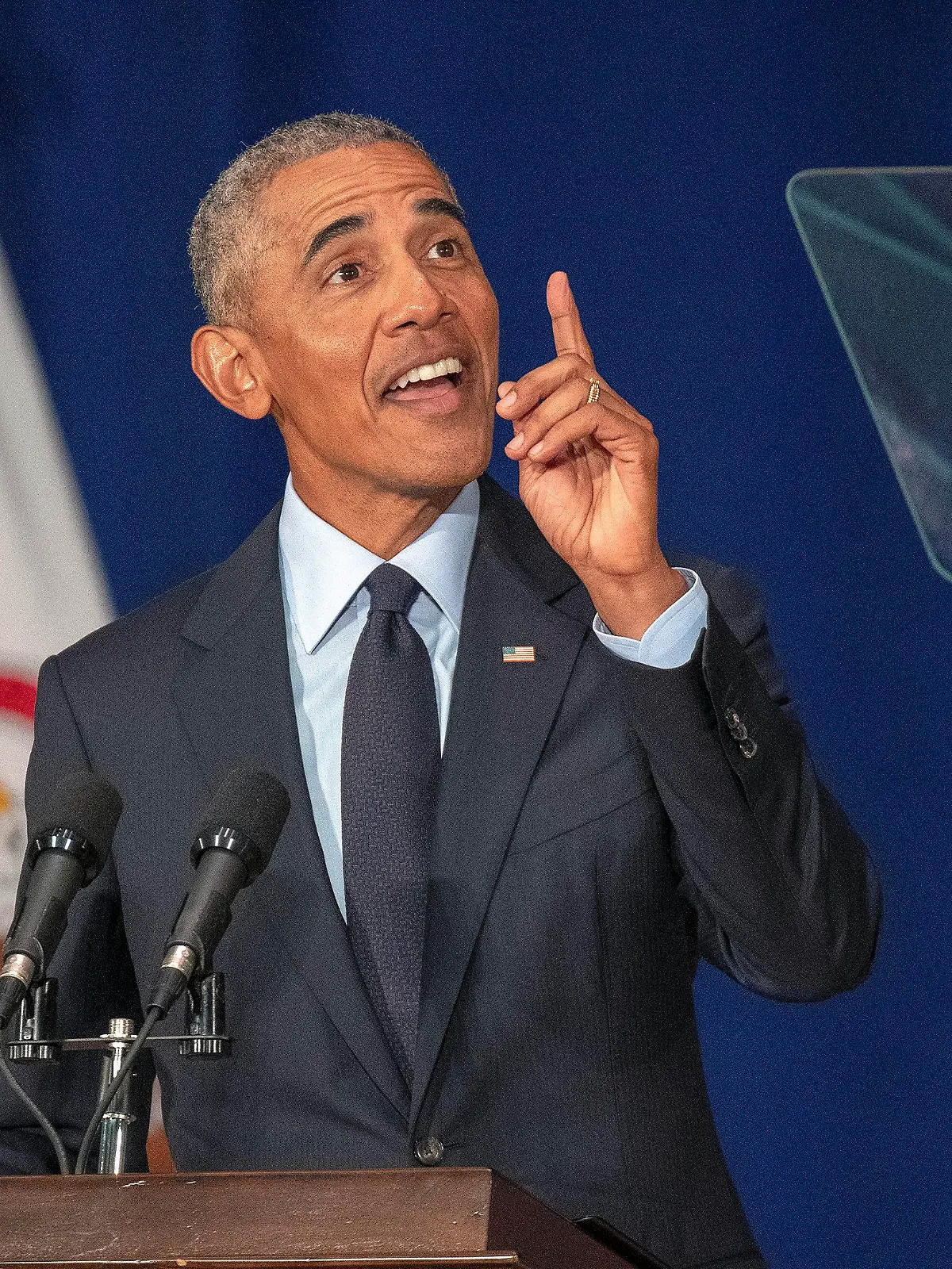 07.09.2018, USA, Urbana: Der ehemalige US-Präsident Barack Obama spricht im Foellinger Auditorium auf dem Campus der University of Illinois in Urbana. Obama hat Amerikaner über Parteigrenzen hinweg dazu aufgefordert, die Regierung seines Amtsnachfolgers Donald Trump bei den Zwischenwahlen abzustrafen. In einem ungewöhnlichen Schritt zwei Monate vor den Kongresswahlen übte der frühere Präsident am Freitag in einer Rede vor Studenten in Urbana-Champaign im US-Bundesstaat Illinois scharfe Kritik an der Trump-Regierung. (zu dpa «Obama: Trump-Regierung bei Zwischenwahlen abstrafen» vom 07.09.2018) Foto: Stephen Haas/The News-Gazette/dpa +++ dpa-Bildfunk +++