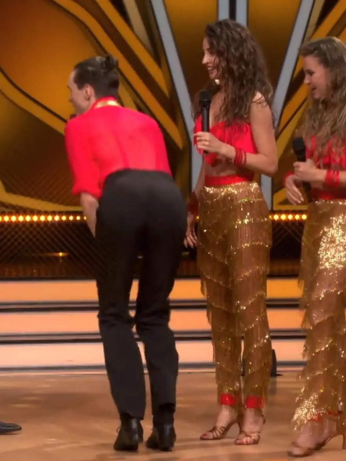 "Goldene Arschkarte" erfüllt! "Let's Dance"-Kandidat Timon Krause grüßt Handballer Mimi mit einem waschechten Twerk Move