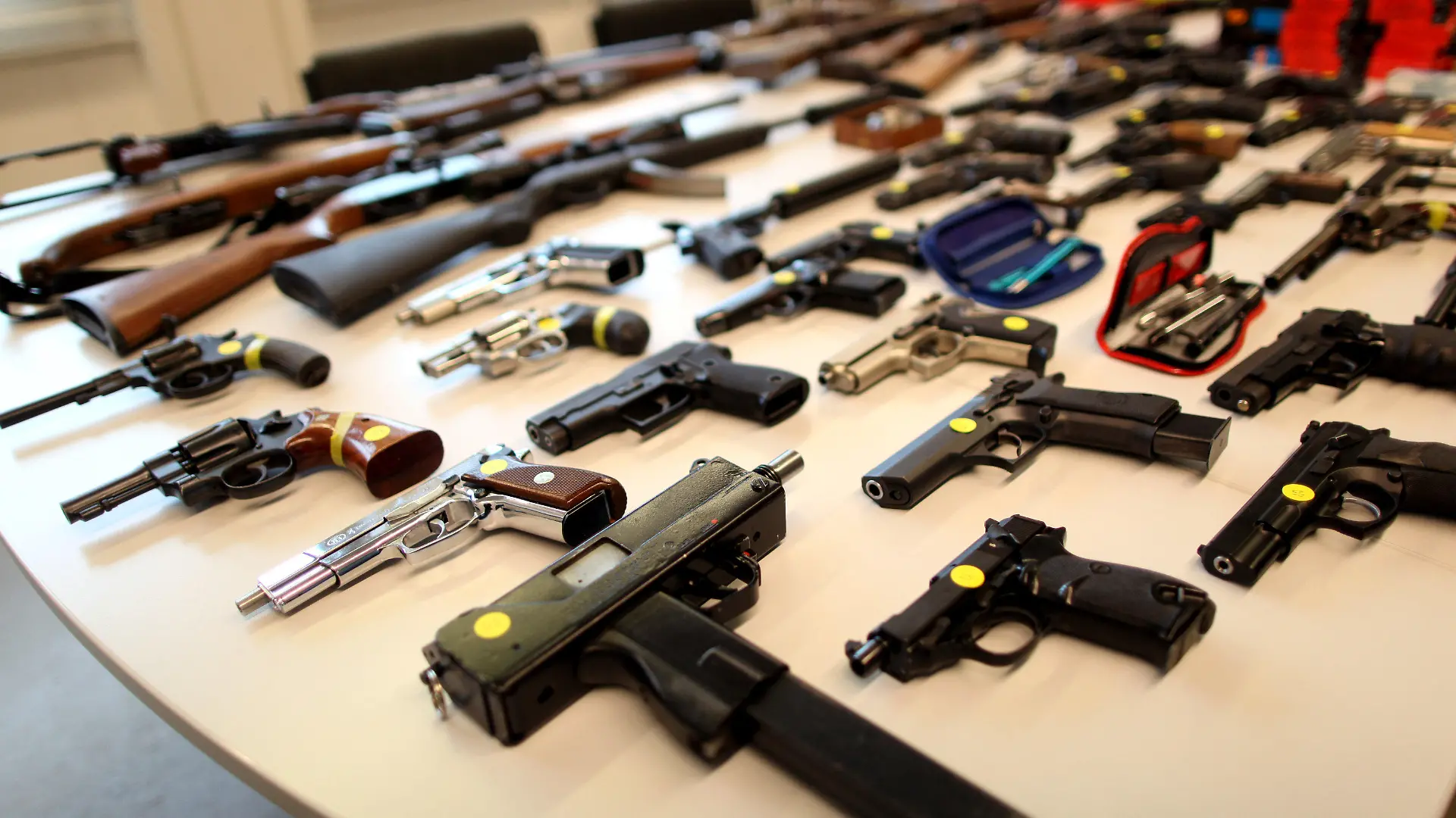 ARCHIV - Die Polizei hat im Berliner Stadtteil Kreuzberg ein großes Waffenlager ausgehoben und präsentiert das Arsenal am 19.10.2010 der Presse. Insgesamt 77 Schusswaffen und etwa 15 000 Schuss Munition beschlagnahmten die Beamten in einer Wohnung. Das Landeskriminalamt (LKA) untersucht noch, woher die Waffen stammen und wofür sie bestimmt waren. Nicht selten findet die Polizei bei ihren Razzien auch sogenannte Dekorationswaffen, die wieder schussfähig gemacht wurden. Meist handelt es sich um illegale Waffen, die nicht ordnungsgemäß unbrauchbar gemacht wurden. Foto: Marcel Mettelsiefen dpa (Zu dpa «Dekowaffen wieder scharf gemacht - Experten beunruhigt» vom 25.11.2012) +++(c) dpa - Bildfunk+++