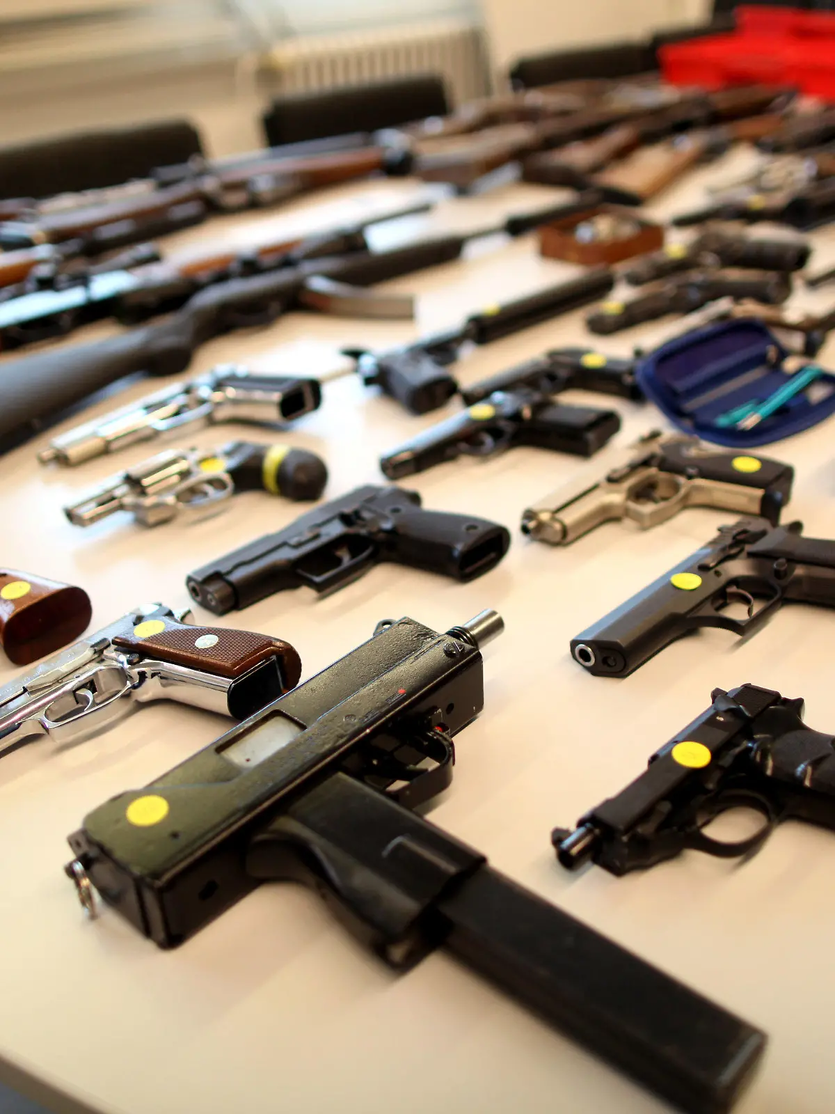 ARCHIV - Die Polizei hat im Berliner Stadtteil Kreuzberg ein großes Waffenlager ausgehoben und präsentiert das Arsenal am 19.10.2010 der Presse. Insgesamt 77 Schusswaffen und etwa 15 000 Schuss Munition beschlagnahmten die Beamten in einer Wohnung. Das Landeskriminalamt (LKA) untersucht noch, woher die Waffen stammen und wofür sie bestimmt waren. Nicht selten findet die Polizei bei ihren Razzien auch sogenannte Dekorationswaffen, die wieder schussfähig gemacht wurden. Meist handelt es sich um illegale Waffen, die nicht ordnungsgemäß unbrauchbar gemacht wurden. Foto: Marcel Mettelsiefen dpa (Zu dpa «Dekowaffen wieder scharf gemacht - Experten beunruhigt» vom 25.11.2012)  +++(c) dpa - Bildfunk+++