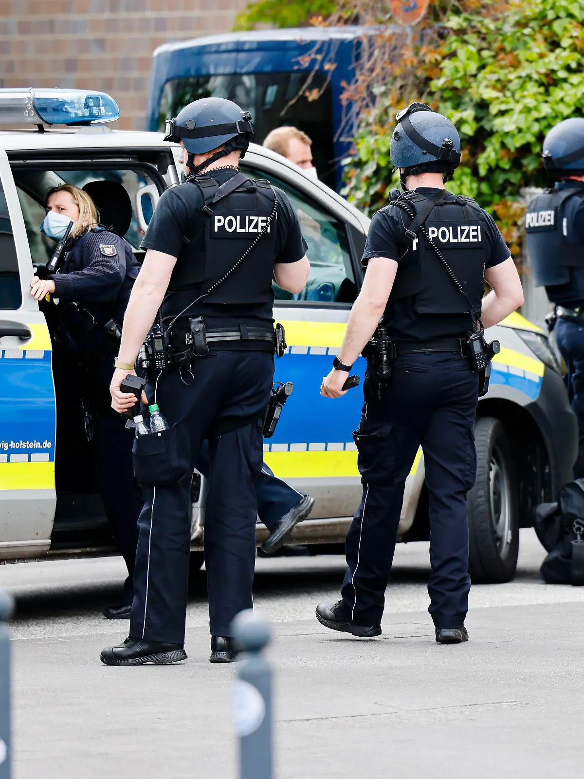 19.05.2021, Schleswig-Holstein, Kiel: Polizisten verlassen den Einsatzort im Brauereiviertel der Stadt. Nach den Schüssen in Dänischenhagen (Kreis Rendsburg-Eckernförde) hatte die Polizei auch das Brauereiviertel in Kiel abgeriegelt. Foto: Frank Molter/dpa +++ dpa-Bildfunk +++