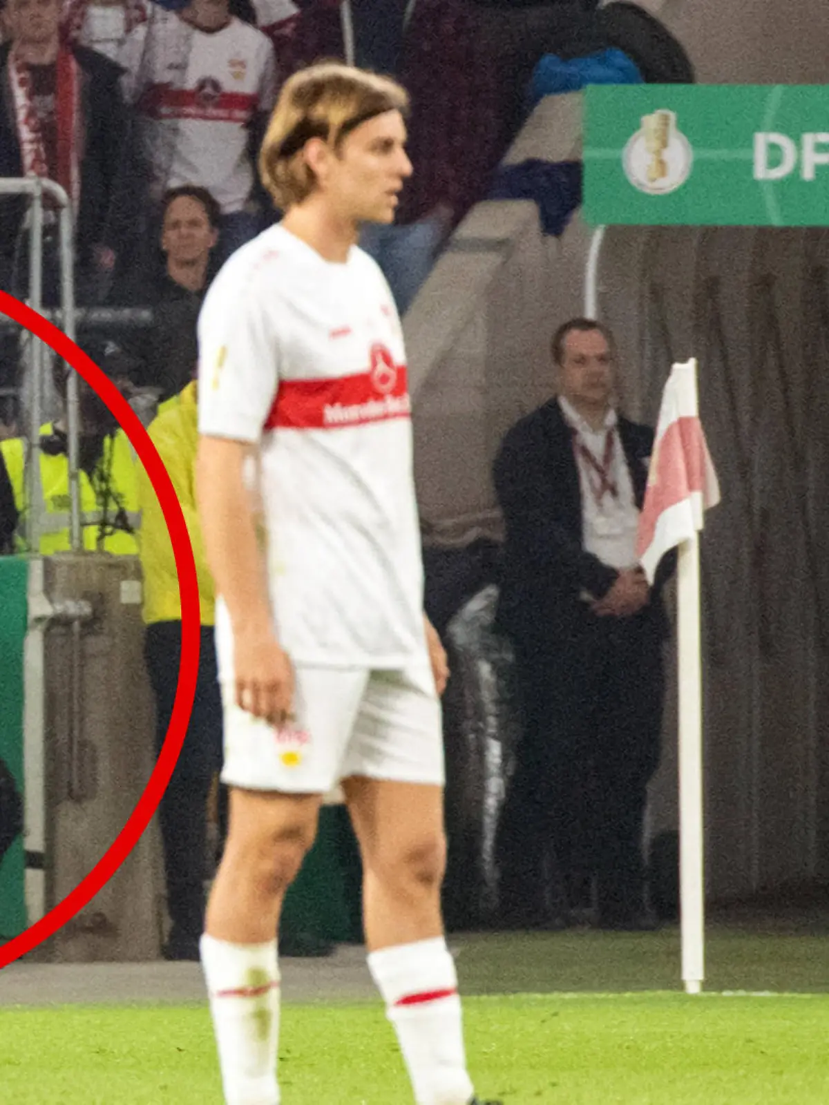 Waldemar Anton verlässt mitten im Spiel den Platz.