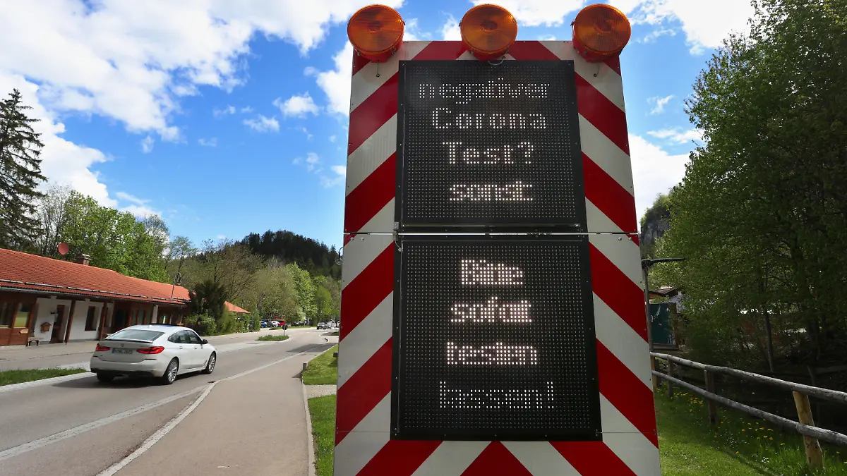 14.05.2021, Österreich, Weißhaus: Auf einer Tafel an der Grenze von Österreich nach Deutschland ist auf einer Tafel «Negativer Corona Test? Sonst bitte sofort testen lassen» zu lesen. Foto: Karl-Josef Hildenbrand/dpa +++ dpa-Bildfunk +++