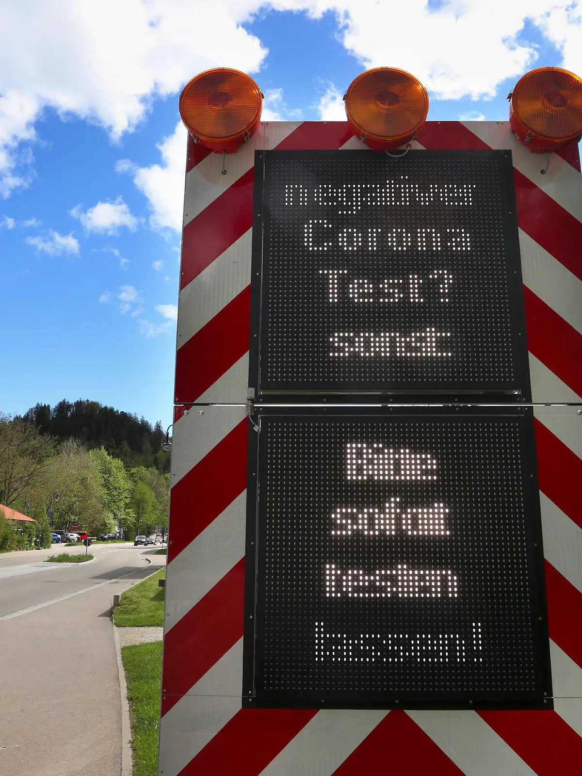 14.05.2021, Österreich, Weißhaus: Auf einer Tafel an der Grenze von Österreich nach Deutschland ist auf einer Tafel «Negativer Corona Test? Sonst bitte sofort testen lassen» zu lesen. Foto: Karl-Josef Hildenbrand/dpa +++ dpa-Bildfunk +++