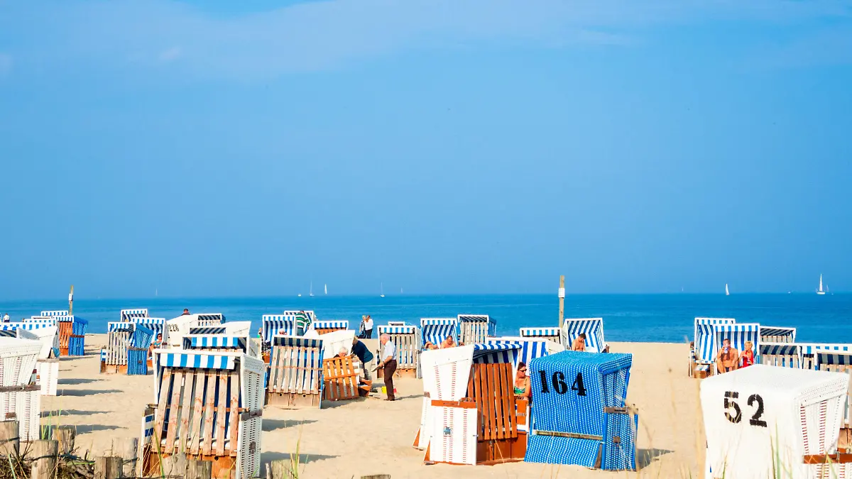 Schleiregion/Eckernförde, 25.04.2021 Zurzeit Deutschlands einziger Urlaubsort: die Modellregion Schlei/Eckernförde. Mit Lockerungen für Beherbergung und für die Gastronomie aber mit strengen Hygienekonzepten kann in Eckernförde und Umgebung wieder Urlaub gemacht werden. Alle Urlauber und Tagesgäste müssen negative Test vorweisen und können damit sogar innen im Restaurant essen gehen. Die gleichen Voraussetzungen gelten für die Schleiregion. Auch Sportboothäfen dürfen wieder von Skippern anderer Häfen angelaufen werden. Immer gilt: Gibt es ein Corona-konformes Hygienekonzept, dürfen Gäste empfangen werden. *** Schleiregion Eckernförde, 25 04 2021 Currently Germanys only holiday resort the model region Schlei Eckernförde Wit