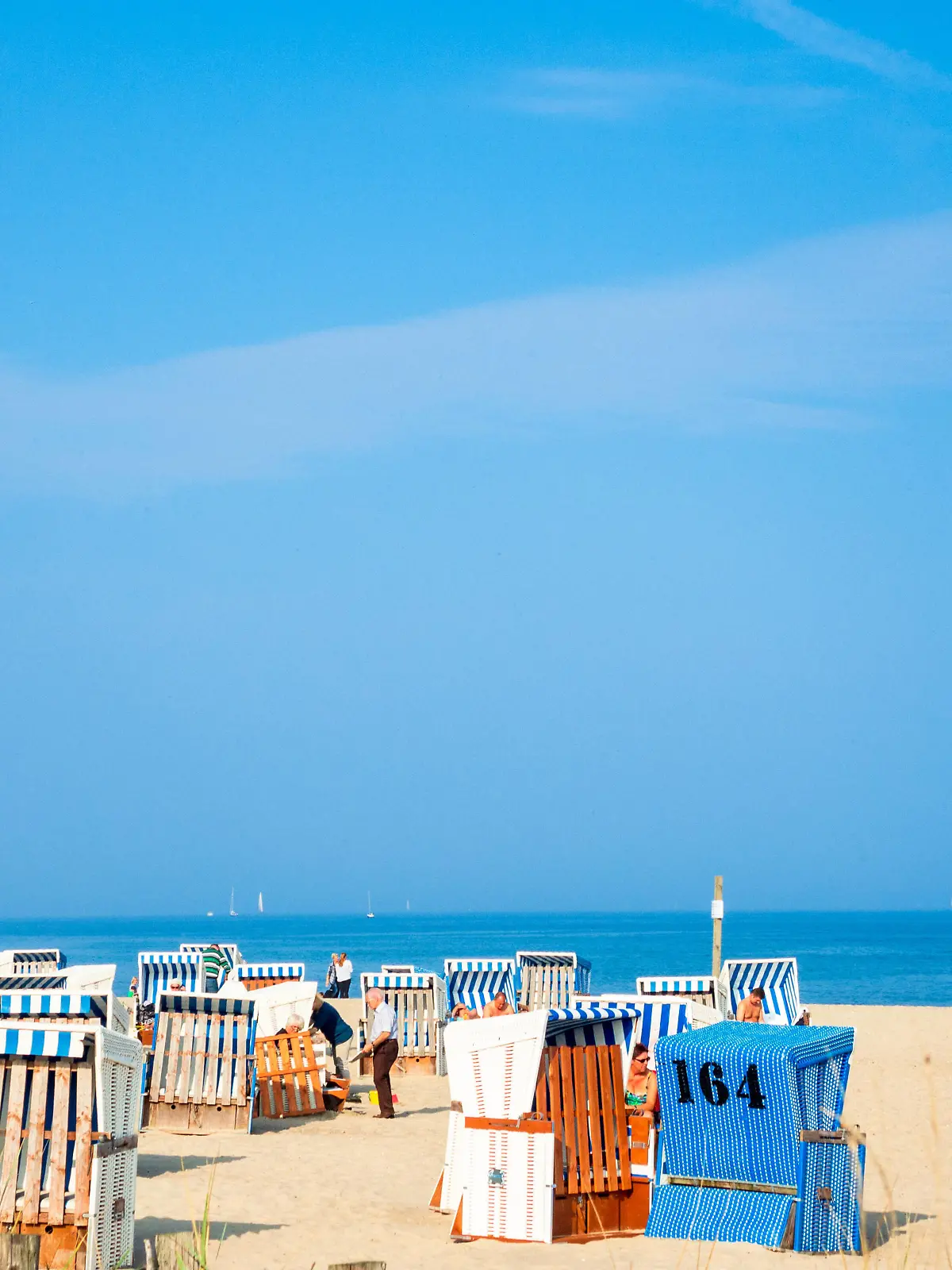 Schleiregion/Eckernförde, 25.04.2021 Zurzeit Deutschlands einziger Urlaubsort: die Modellregion Schlei/Eckernförde. Mit Lockerungen für Beherbergung und für die Gastronomie aber mit strengen Hygienekonzepten kann in Eckernförde und Umgebung wieder Urlaub gemacht werden. Alle Urlauber und Tagesgäste müssen negative Test vorweisen und können damit sogar innen im Restaurant essen gehen. Die gleichen Voraussetzungen gelten für die Schleiregion. Auch Sportboothäfen dürfen wieder von Skippern anderer Häfen angelaufen werden. Immer gilt: Gibt es ein Corona-konformes Hygienekonzept, dürfen Gäste empfangen werden. *** Schleiregion Eckernförde, 25 04 2021 Currently Germanys only holiday resort the model region Schlei Eckernförde Wit 
