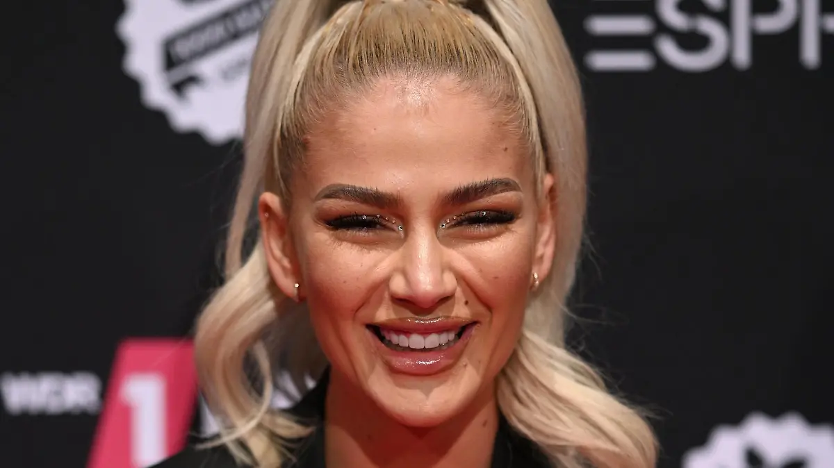 ARCHIV - 05.12.2019, Nordrhein-Westfalen, Köln: Loredana, Rapperin aus der Schweiz, kommt zur Verleihung der 1live Krone 2019 in die Jahrhunderthalle. (Zu dpa: "Loredana, der Gangsta-Rap und das wahre Leben: Ankläger ermitteln") Foto: Henning Kaiser/dpa +++ dpa-Bildfunk +++