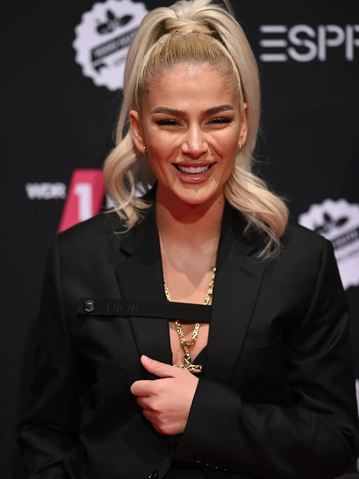 ARCHIV - 05.12.2019, Nordrhein-Westfalen, Köln: Loredana, Rapperin aus der Schweiz, kommt zur Verleihung der 1live Krone 2019 in die Jahrhunderthalle. (Zu dpa: "Loredana, der Gangsta-Rap und das wahre Leben: Ankläger ermitteln") Foto: Henning Kaiser/dpa +++ dpa-Bildfunk +++