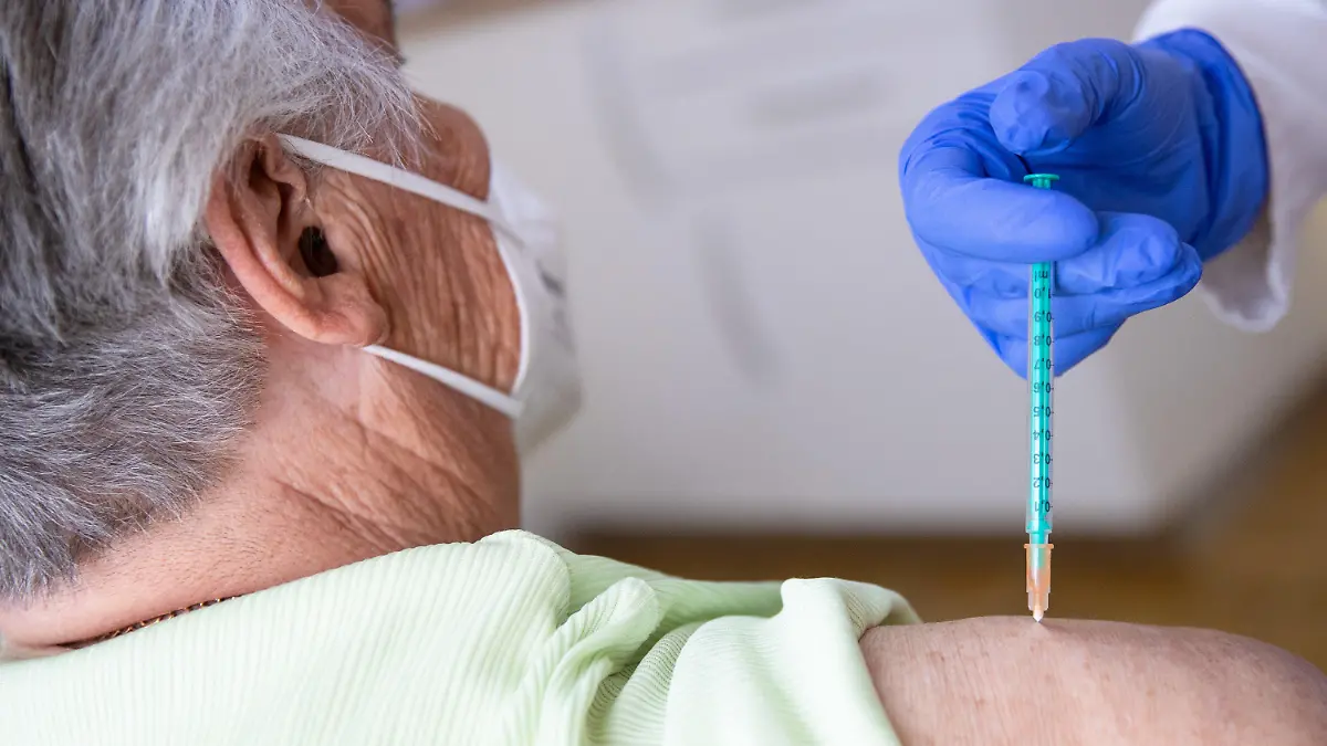 ARCHIV - 30.03.2021, Baden-Württemberg, Pforzheim: Eine Fachärztin für Allgemeinmedizin, impft in ihrer Praxis eine Patientin gegen das Coronavirus. Dabei wird der Impfstoff von Biontech/Pfizer genutzt. (zu dpa «Auf einem "Impfgipfel" wollen Land und Verbände das Impfchaos ordnen») Foto: Christoph Schmidt/dpa +++ dpa-Bildfunk +++