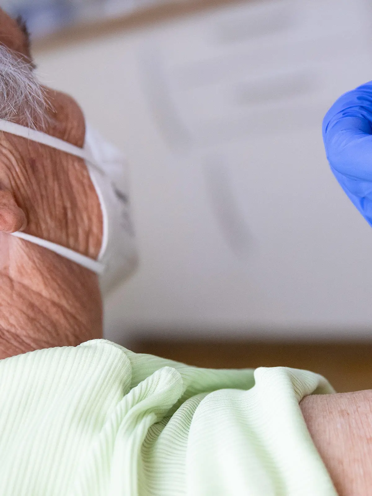 ARCHIV - 30.03.2021, Baden-Württemberg, Pforzheim: Eine Fachärztin für Allgemeinmedizin, impft in ihrer Praxis eine Patientin gegen das Coronavirus. Dabei wird der Impfstoff von Biontech/Pfizer genutzt. (zu dpa «Auf einem "Impfgipfel" wollen Land und Verbände das Impfchaos ordnen») Foto: Christoph Schmidt/dpa +++ dpa-Bildfunk +++