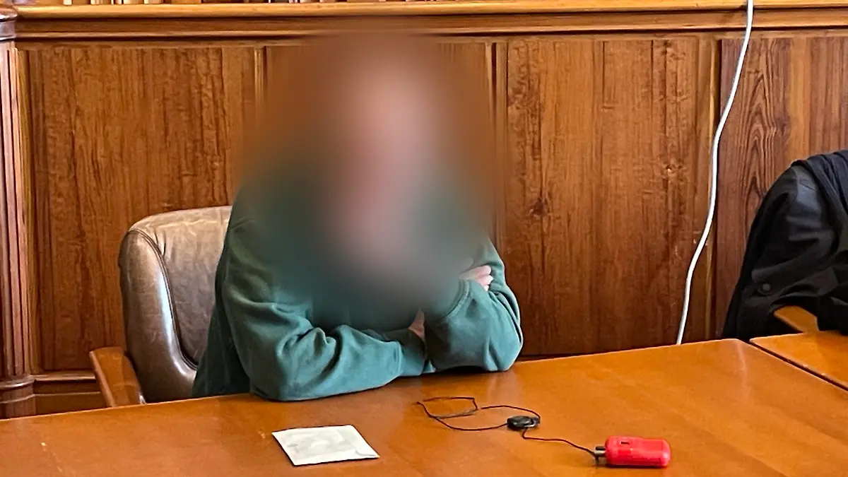 Der Angeklagte aus Husum soll mindestens siebenmal zugestochen haben. Seit März steht der 64-Jährige dafür vor dem Landgericht Flensburg.