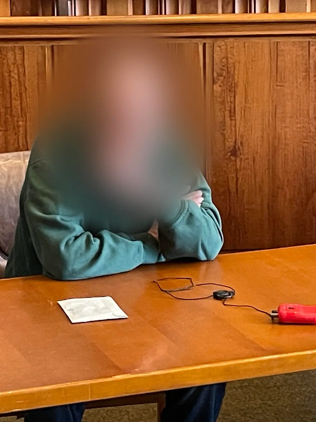 Der Angeklagte aus Husum soll mindestens siebenmal zugestochen haben. Seit März steht der 64-Jährige dafür vor dem Landgericht Flensburg.