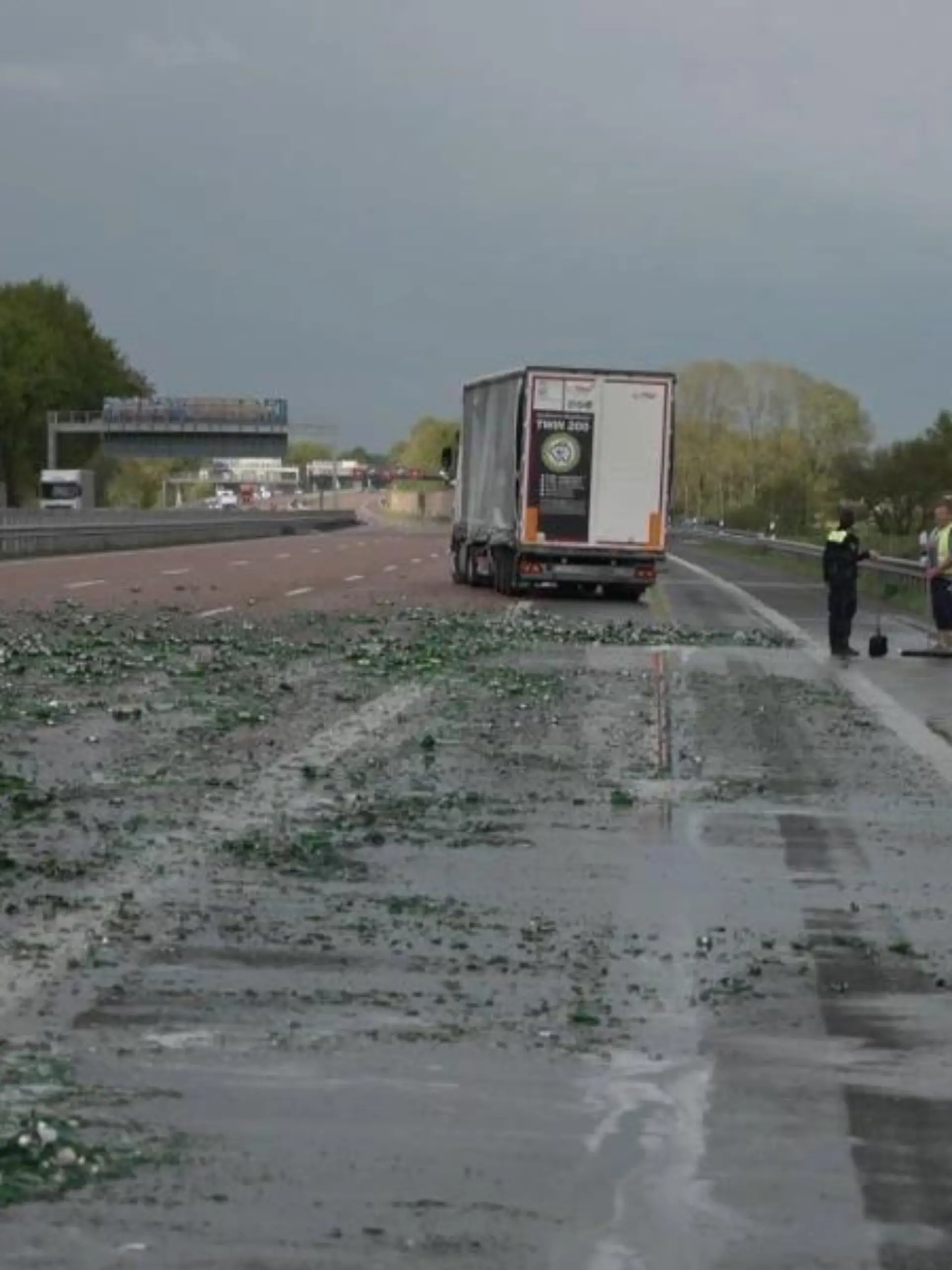 Lastwagen verliert Bierkisten - A1 in Richtung Bremen gesperrt