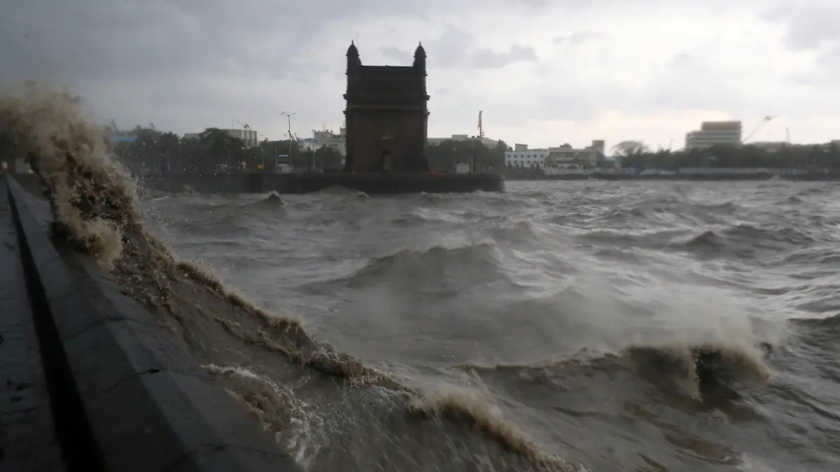 Waves caused by Cyclone Tauktae crash up on the promenade near the Gateway of India monument in Mumbai, India, May 17, 2021. REUTERS/Niharika Kulkarni