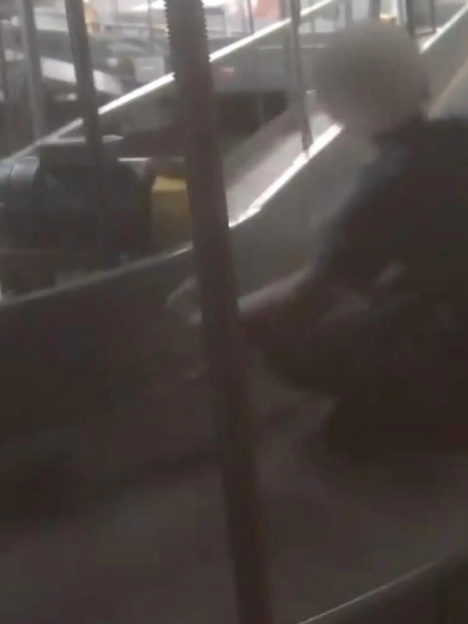 Plötzlich ist am Flughafen das Kind weg! Da kann einem als Vater oder Mutter schon mal anders werden. In den USA ist diese Situation jetzt aber gut und irgendwie auch lustig ausgegangen. Da war ein Neunjähriger nämlich an der Gepäckaufgabe aufs Förderband geklettert. Und hat eine unfreiwillige Rundfahrt durch die Gepäck-Sortieranlage gemacht.
