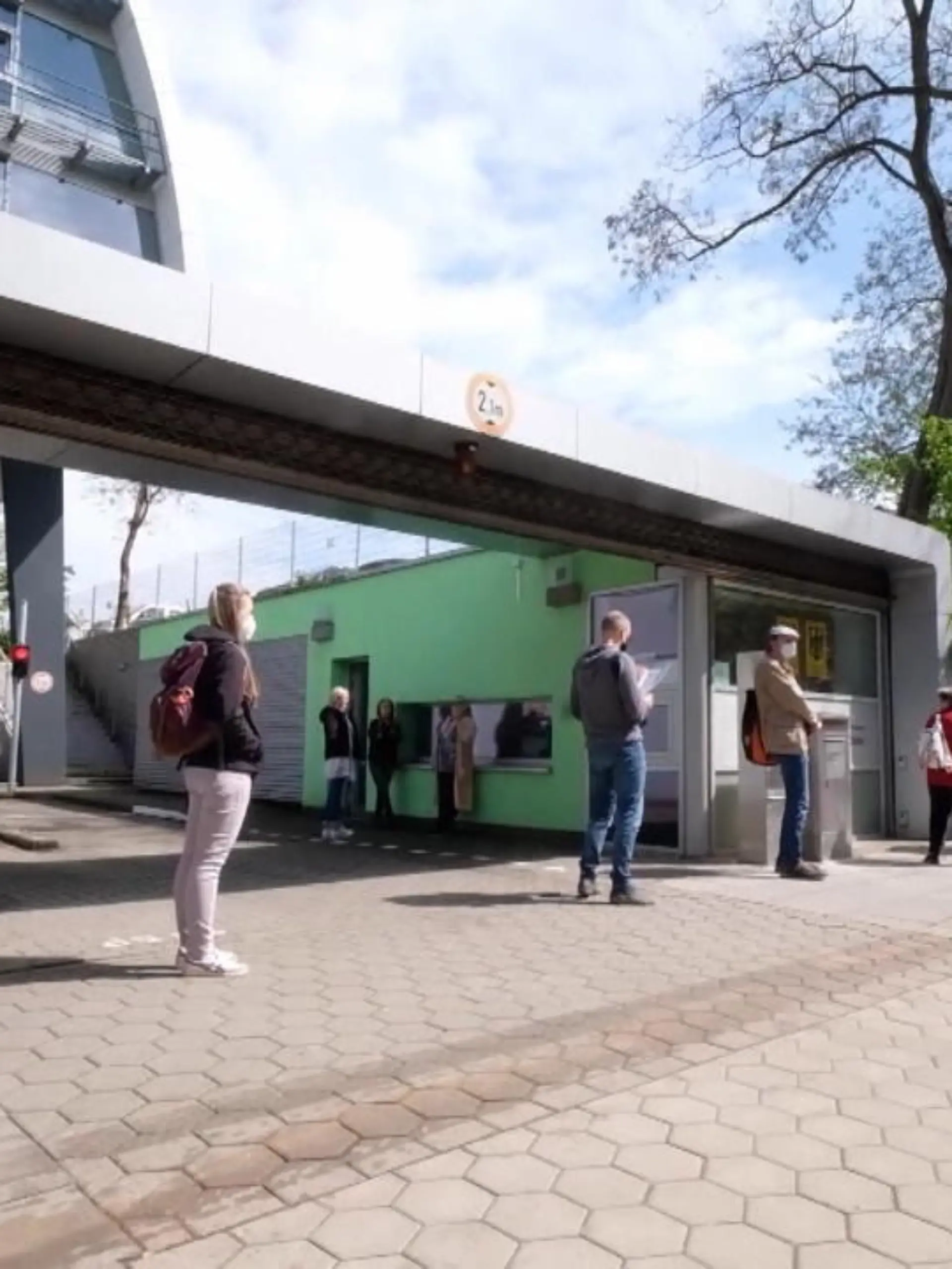 Bild zu: "1,5 km Warteschlange vor Impfzentrum"