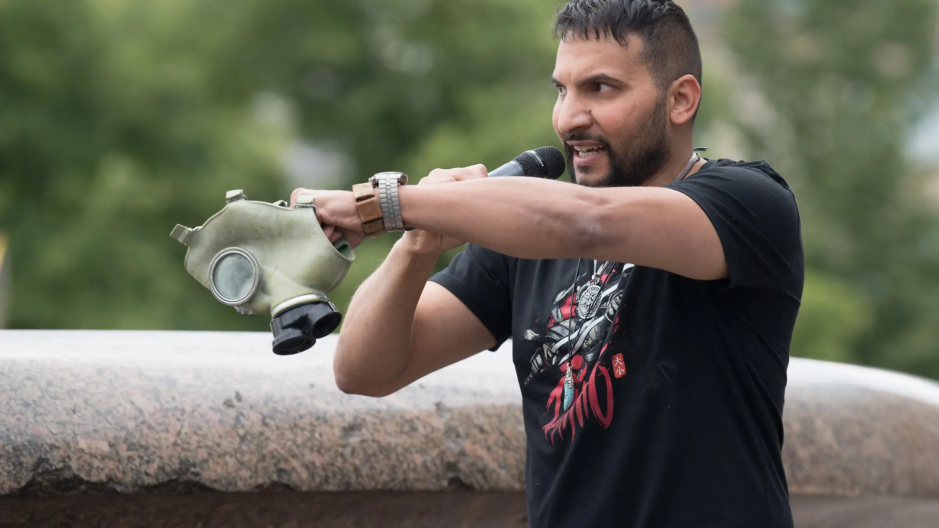 11.07.2020, Berlin: Attila Hildmann, Kochbuchautor und Anti-Corona-Aktivist, spricht bei einer Demonstration gegen die Corona-Einschränkungen im Lustgarten und hält dabei eine ABC-Schutzmaske. Foto: Jörg Carstensen/dpa +++ dpa-Bildfunk +++