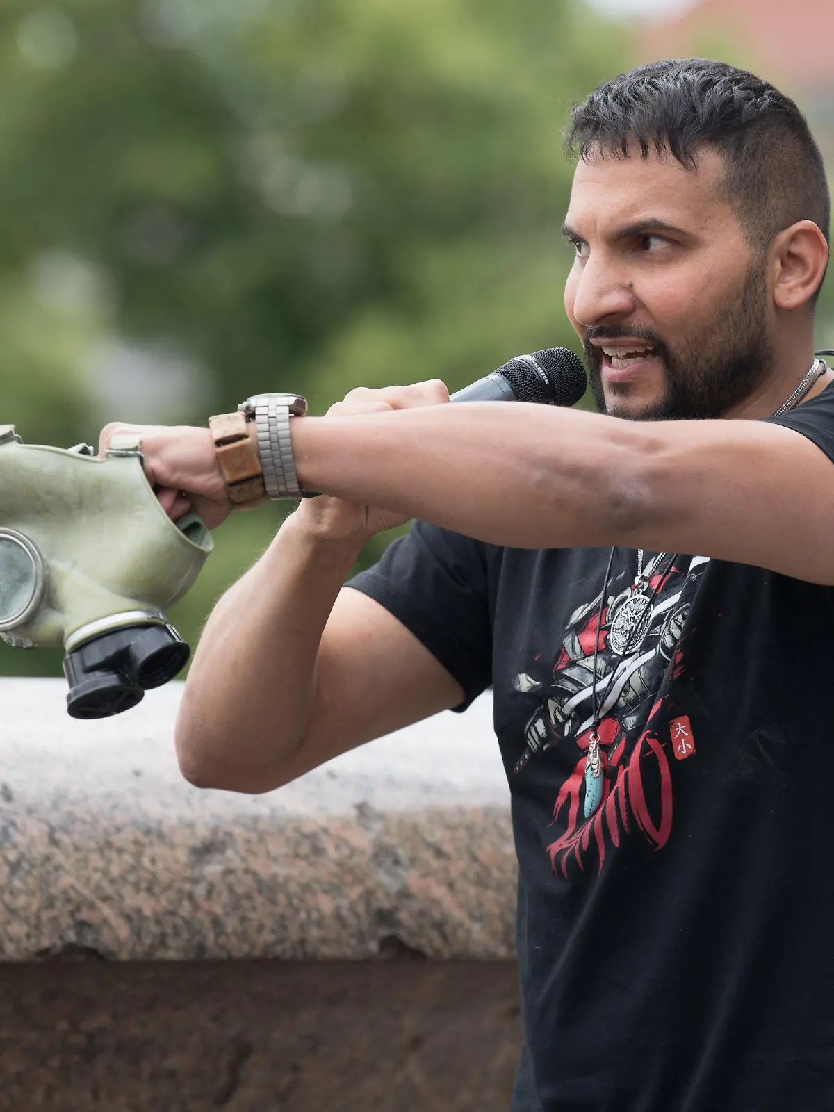 11.07.2020, Berlin: Attila Hildmann, Kochbuchautor und Anti-Corona-Aktivist, spricht bei einer Demonstration gegen die Corona-Einschränkungen im Lustgarten und hält dabei eine ABC-Schutzmaske. Foto: Jörg Carstensen/dpa +++ dpa-Bildfunk +++