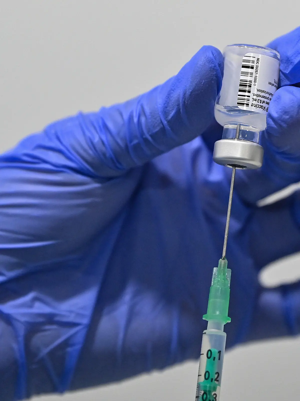ARCHIV - 20.01.2021, Brandenburg, Frankfurt (Oder): Eine Corona-Schutzimpfung mit dem Wirkstoff von Biontech/Pfizer wird im Impfzentrum Frankfurt (Oder) vorbereitet. (Zu dpa "Bringt der «Impfgipfel» Schwung statt Streit?") Foto: Patrick Pleul/dpa-Zentralbild/dpa +++ dpa-Bildfunk +++