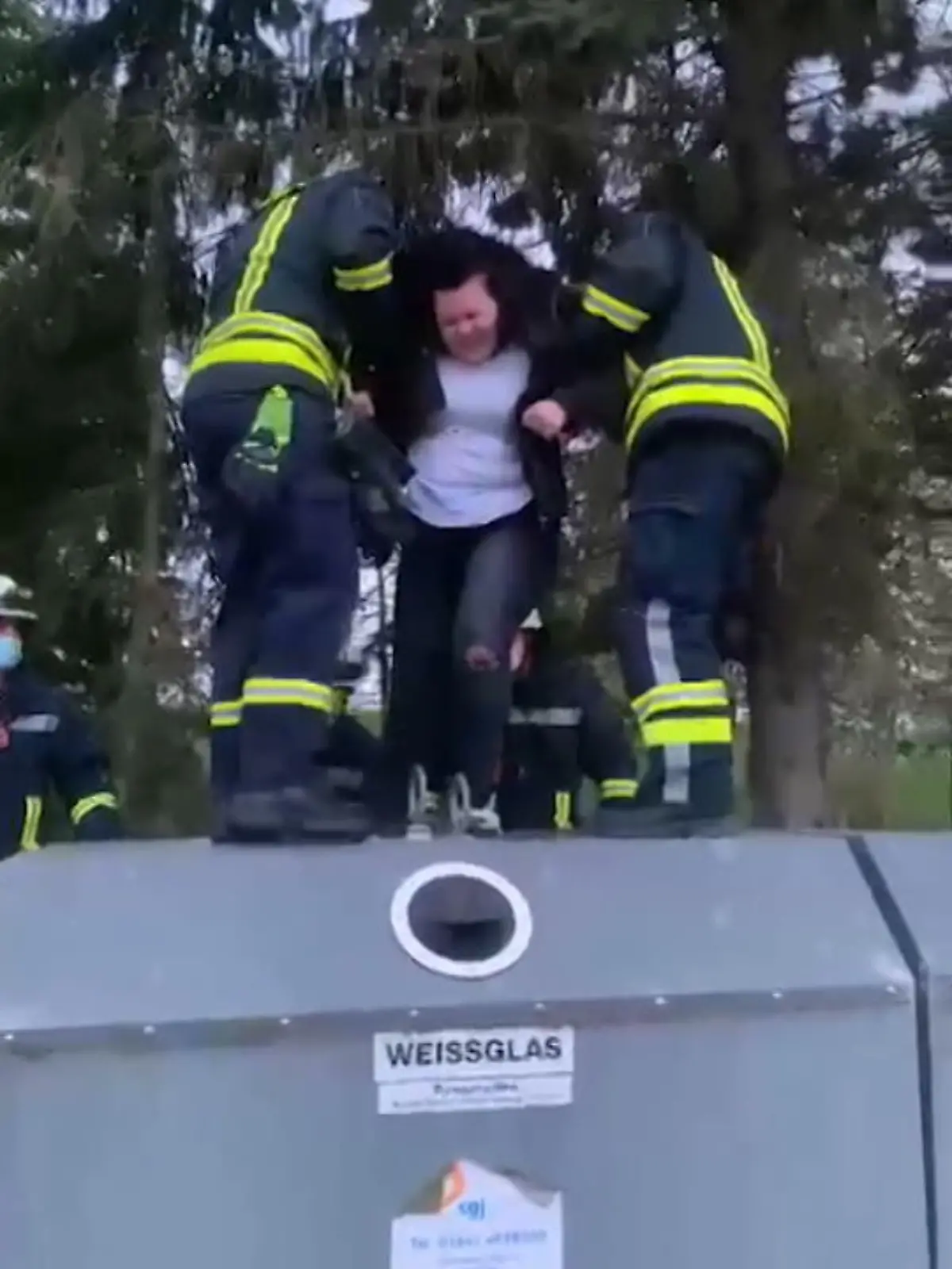 Die Öffnung ist gerade mal so groß, dass größere Flaschen durchpassen. Aber auch das Bein der 15-jährigen Lena, wie die Rettungskräfte im thüringischen Lachstedt nun feststellen mussten: Der Teenager wollte auf einem Altglascontainer nur chillen, rutschte dann aber ab. Und blieb mit dem rechten Bein im Einwurfloch stecken.