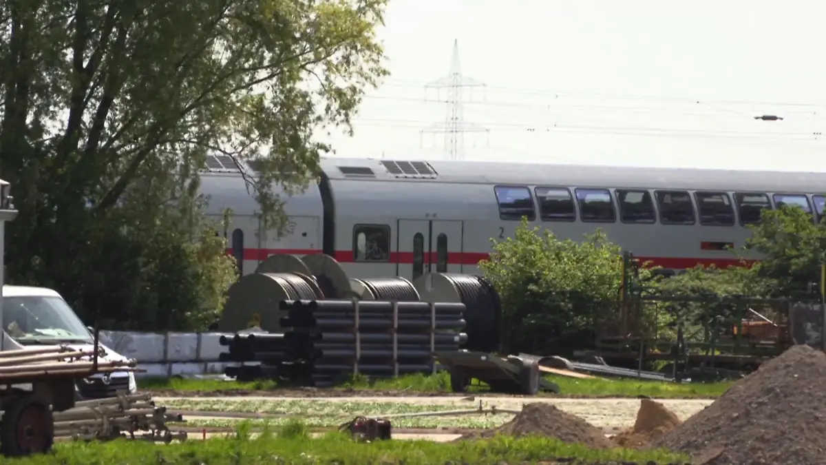 04.05.2023, Nordrhein-Westfalen, Hürth: Ein Zug steht auf der Bahnstrecke nahe des Unfallortes. Der Zug ist in eine Gruppe von Arbeitern gefahren. Bei dem Unfall in Hürth bei Köln sind am Donnerstag nach Angaben der Bundespolizei zwei Menschen ums Leben gekommen. Nach ersten Ermittlungen war ein Zug in eine Gruppe von Arbeitern gefahren. Foto: Mirko Wolf/TNN/dpa +++ dpa-Bildfunk +++