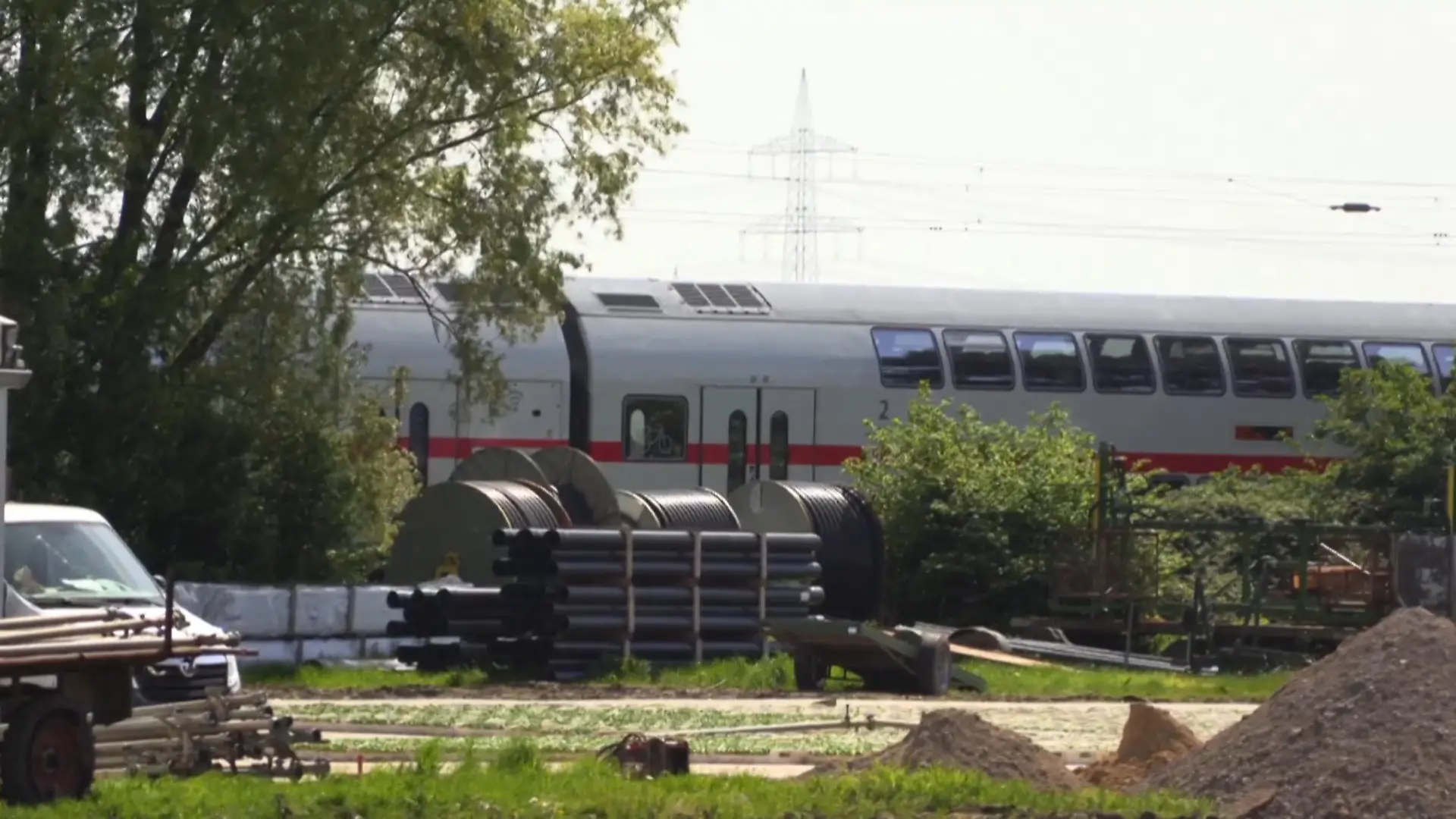 04.05.2023, Nordrhein-Westfalen, Hürth: Ein Zug steht auf der Bahnstrecke nahe des Unfallortes. Der Zug ist in eine Gruppe von Arbeitern gefahren. Bei dem Unfall in Hürth bei Köln sind am Donnerstag nach Angaben der Bundespolizei zwei Menschen ums Leben gekommen. Nach ersten Ermittlungen war ein Zug in eine Gruppe von Arbeitern gefahren. Foto: Mirko Wolf/TNN/dpa +++ dpa-Bildfunk +++