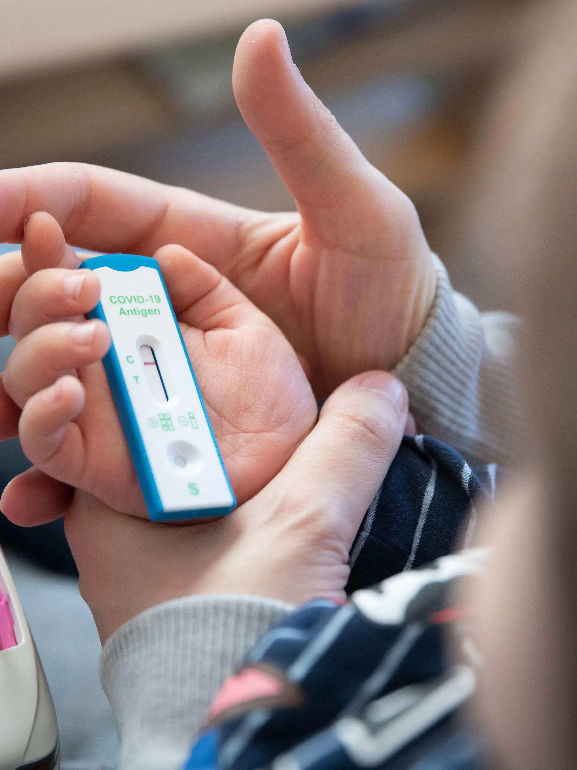 ARCHIV - 26.03.2021, Niedersachsen, Osnabrück: Ein Kita-Kind und seine Mutter warten daheim auf das Ergebnis von einem per Nasenabstrich erstellten Corona-Selbsttest. Kindergartenkinder ziehen bei der Untersuchung auf eine Coronavirus-Infektion Spucktests einem Nasenabstrich vor. Foto: Friso Gentsch/dpa +++ dpa-Bildfunk +++