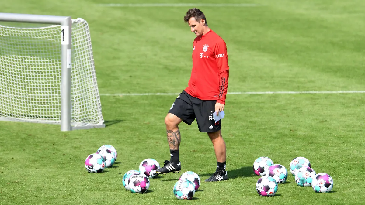 ARCHIV - 11.09.2020, Bayern, München: Fußball: Bundesliga, erstes Teamtraining des FC Bayern in der Saisonvorbereitung am Trainingsgelände in der Säbener Straße. Miroslav Klose, Co-Trainer des FC Bayern legt Bälle zurecht. Der ehemalige Fußball-Nationalspieler wird den FC Bayern München am Saisonende verlassen. Der Vertrag des aktuellen Assistenten von Chefcoach Flick läuft am Saisonende aus. (Zu dpa "Klose verlässt FC Bayern am Saisonende: «Mehrere spannende Optionen»") Foto: Tobias Hase/dpa +++ dpa-Bildfunk +++