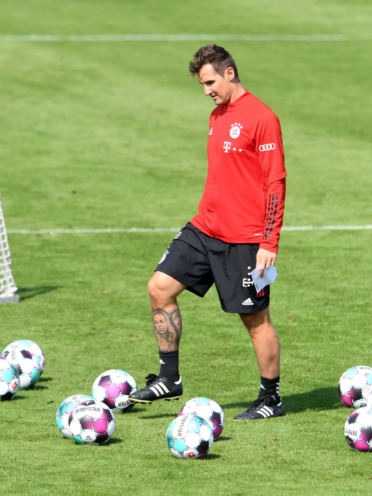 ARCHIV - 11.09.2020, Bayern, München: Fußball: Bundesliga, erstes Teamtraining des FC Bayern in der Saisonvorbereitung am Trainingsgelände in der Säbener Straße. Miroslav Klose, Co-Trainer des FC Bayern legt Bälle zurecht. Der ehemalige Fußball-Nationalspieler wird den FC Bayern München am Saisonende verlassen. Der Vertrag des aktuellen Assistenten von Chefcoach Flick läuft am Saisonende aus. (Zu dpa "Klose verlässt FC Bayern am Saisonende: «Mehrere spannende Optionen»") Foto: Tobias Hase/dpa +++ dpa-Bildfunk +++