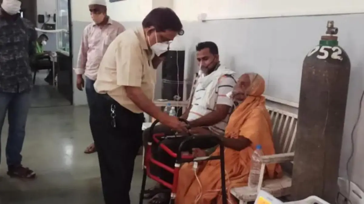 Indien: Eine alte Frau erwacht auf ihrem Totenbett kurz vor ihrer geplanten Einäscherung.