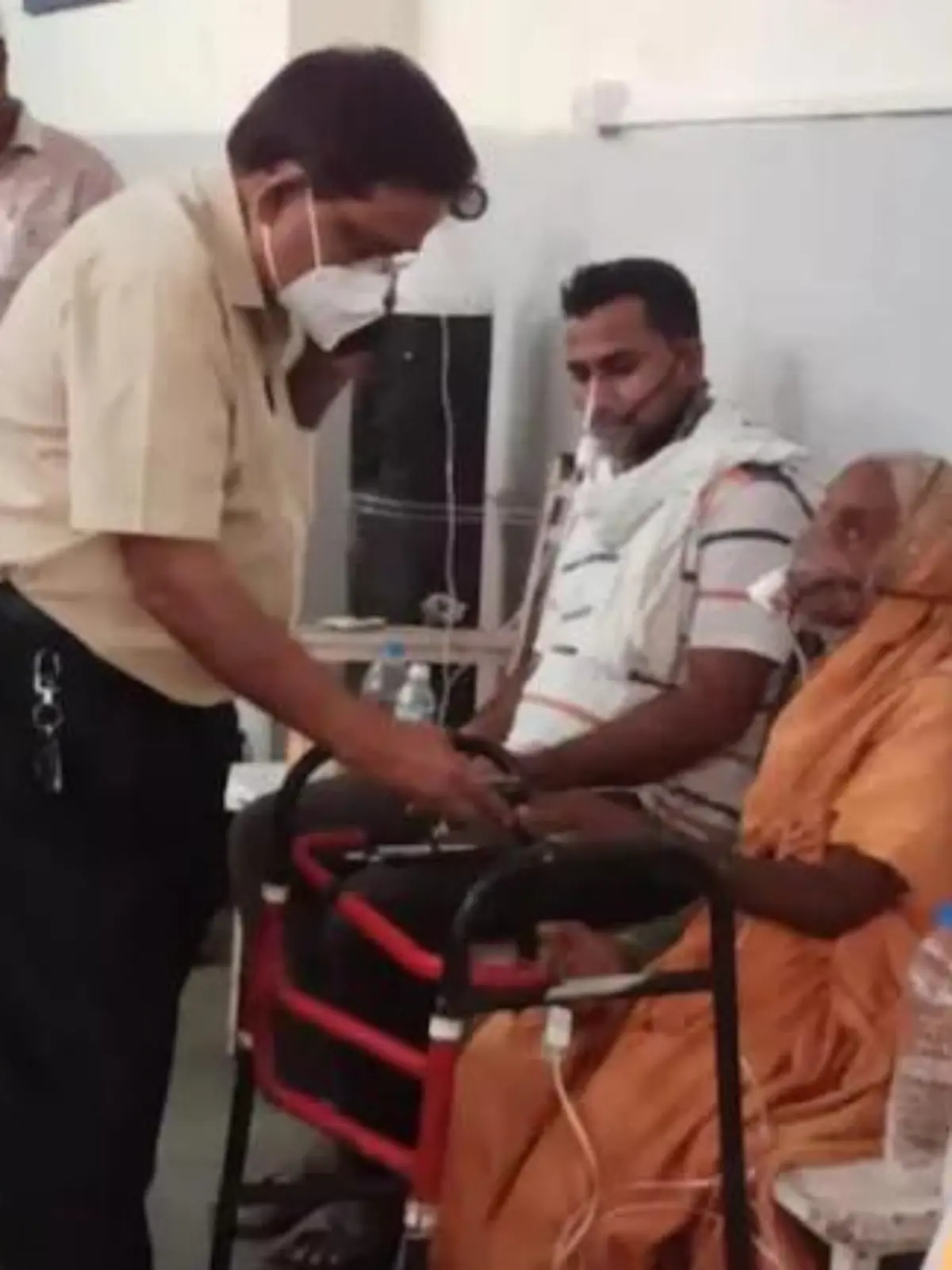 Indien: Eine alte Frau erwacht auf ihrem Totenbett kurz vor ihrer geplanten Einäscherung.