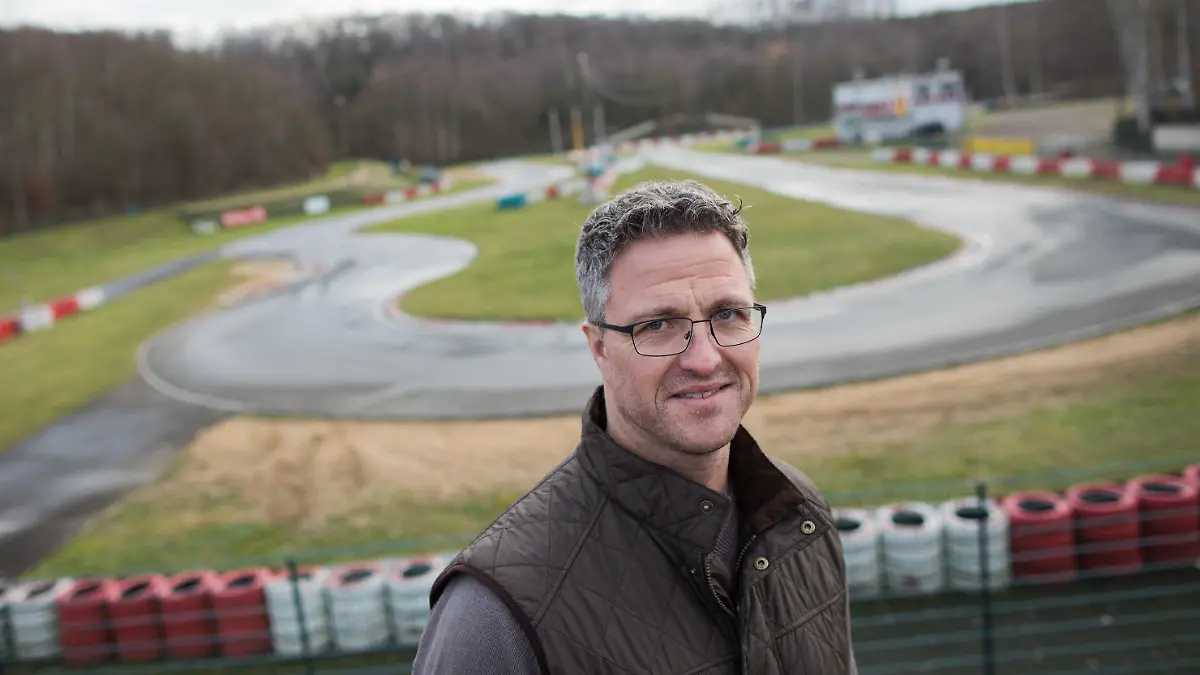 ARCHIV - 10.01.2018, Nordrhein-Westfalen, Kerpen: Der ehemalige Formel 1-Rennfahrer Ralf Schumacher steht an einer Kartbahn. (Zu dpa «Ralf Schumacher sieht Neffe Mick auf gutem Weg in Richtung Formel 1») Foto: Rolf Vennenbernd/dpa +++ dpa-Bildfunk +++
