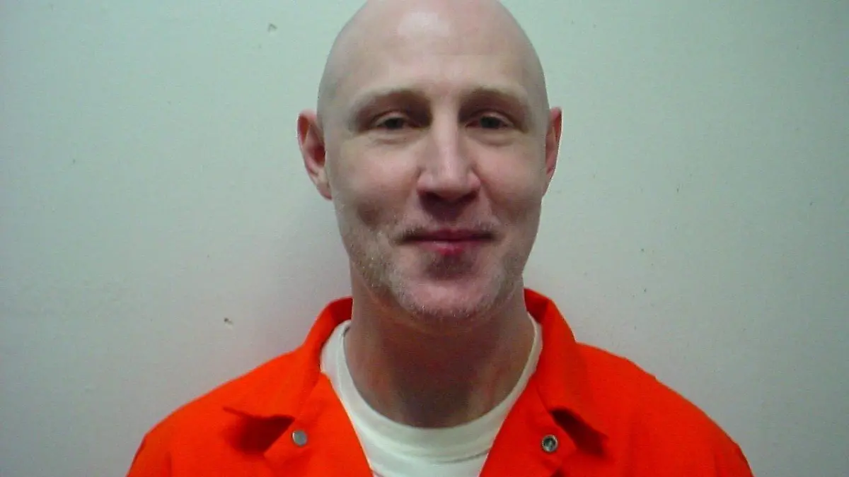 ARCHIV - Ronnie Lee Gardner auf einem Foto des Utah Department of Corrections das am 15.01.2010 herausgegeben wurde. Die Entscheidung eines Ausschusses am Montag fiel einstimmig. Es gibt keine Gnade für Ronnie Lee Gardner. Und das heißt: Schreiten nicht noch Gerichte ein, wird er wahrscheinlich um kurz nach acht Uhr MESZ am Freitagmorgen im Staatsgefängnis von Utah durch Gewehrkugeln sterben. Schüsse statt Giftspritze - so hatte es sich der 49-Jährige im April selbst ausgesucht, als 25 Jahre nach dem Todesurteil schließlich der Hinrichtungstermin festgesetzt wurde: 18. Juni, gleich nach Mitternacht Ortszeit. EPA/UTAH DEPARTMENT OF CORRECTIONS - HANDOUT EDITORIAL USE ONLY/NO SALES +++(c) dpa - Bildfunk+++