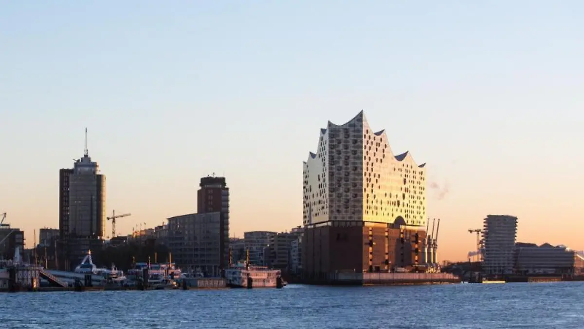 Skyline der Hafencity mit Elbphilharmonie
