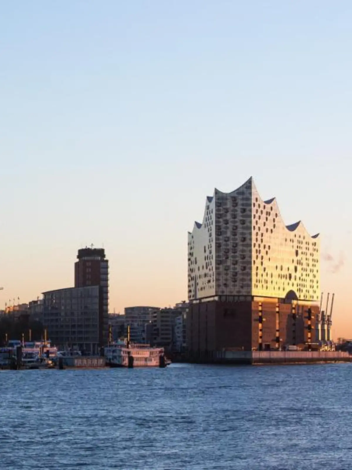 Skyline der Hafencity mit Elbphilharmonie