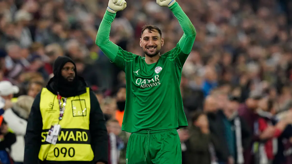 Gianluigi Donnarumma jubelt nach dem Einzug ins Halbfinale der Champions League mit seinem Klub Paris Saint-Germain in Birmigham am 15. April 2025. 