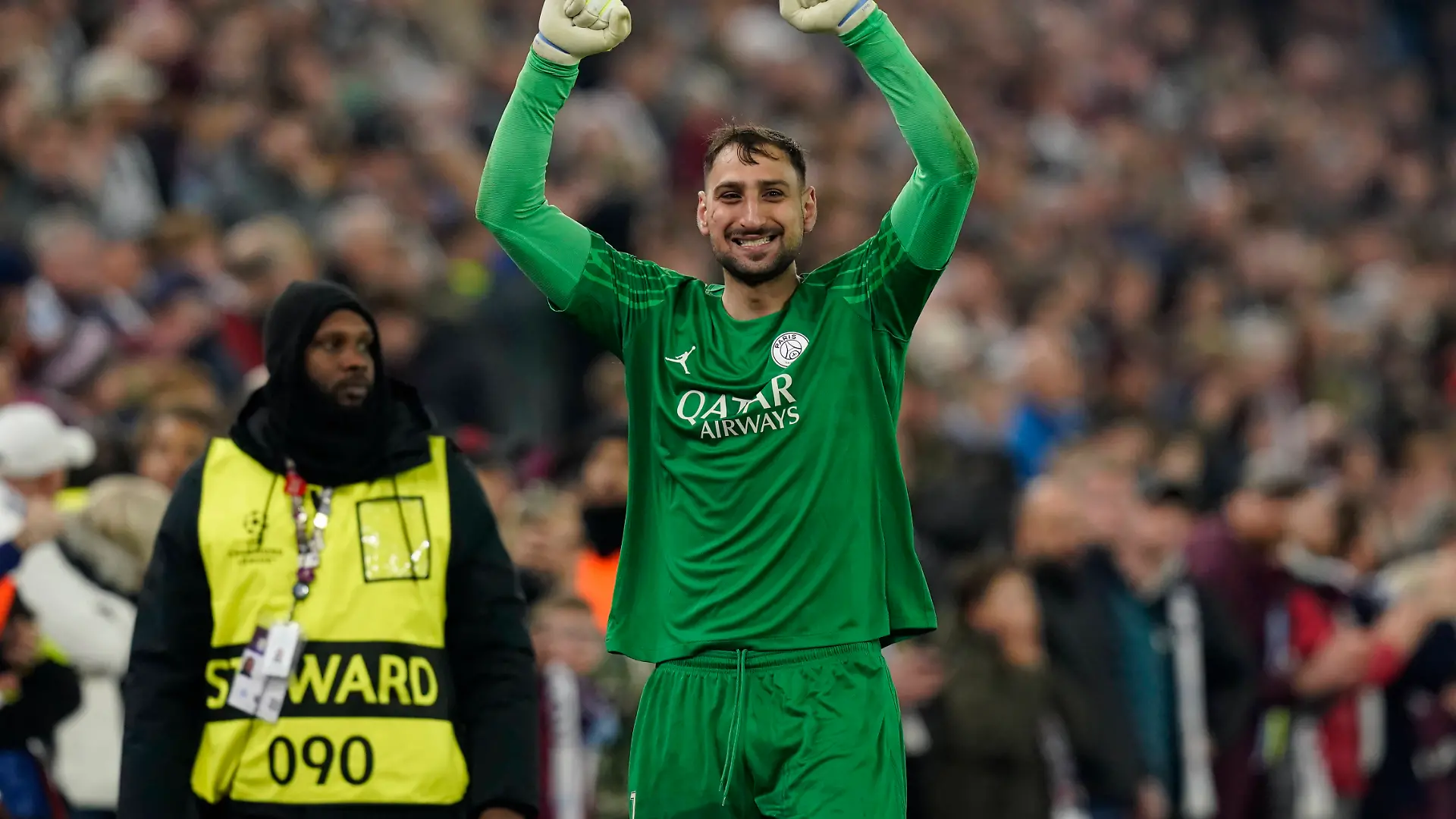 Gianluigi Donnarumma jubelt nach dem Einzug ins Halbfinale der Champions League mit seinem Klub Paris Saint-Germain in Birmigham am 15. April 2025.