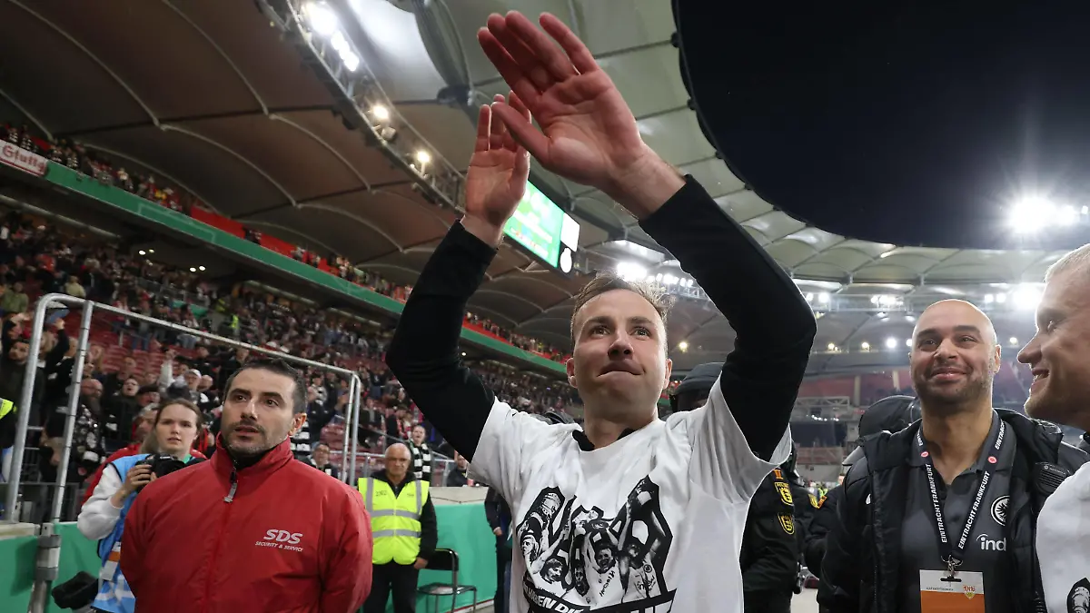 Stuttgart am 03. Mai 2023 Mercedes Benz Arena DFB Pokal Halbfinale VFB Stuttgart - Eintracht Frankfurt v.l.,Eintracht FrankfurtÂ s Mario Götze bedankt sich bei den Fans, bedanken, Dank. Mannschaft nach dem Spiel, after the match bedankt sich bei den Fans, applauds the fans, jubeln / jubelt nach Spielende. DFL/DFB REGULATIONS PROHIBIT ANY USE OF PHOTOGRAPHS as IMAGE SEQUENCES and/or QUASI-VIDEO *** Stuttgart on 03 May 2023 Mercedes Benz Arena DFB Pokal semifinal VFB Stuttgart Eintracht Frankfurt v l ,Eintracht FrankfurtÂ s Mario Götze thanks the fans, thanks team after the match, after the match thanks the fans, applauds the fans, cheers cheers after the match DFL DFB REGULATIONS PROHIBIT ANY USE OF PHOTOGRAPHS AS IMAGE SEQUENCES AND OR QUASI VIDEO Copyright: JoaquimxFerreira