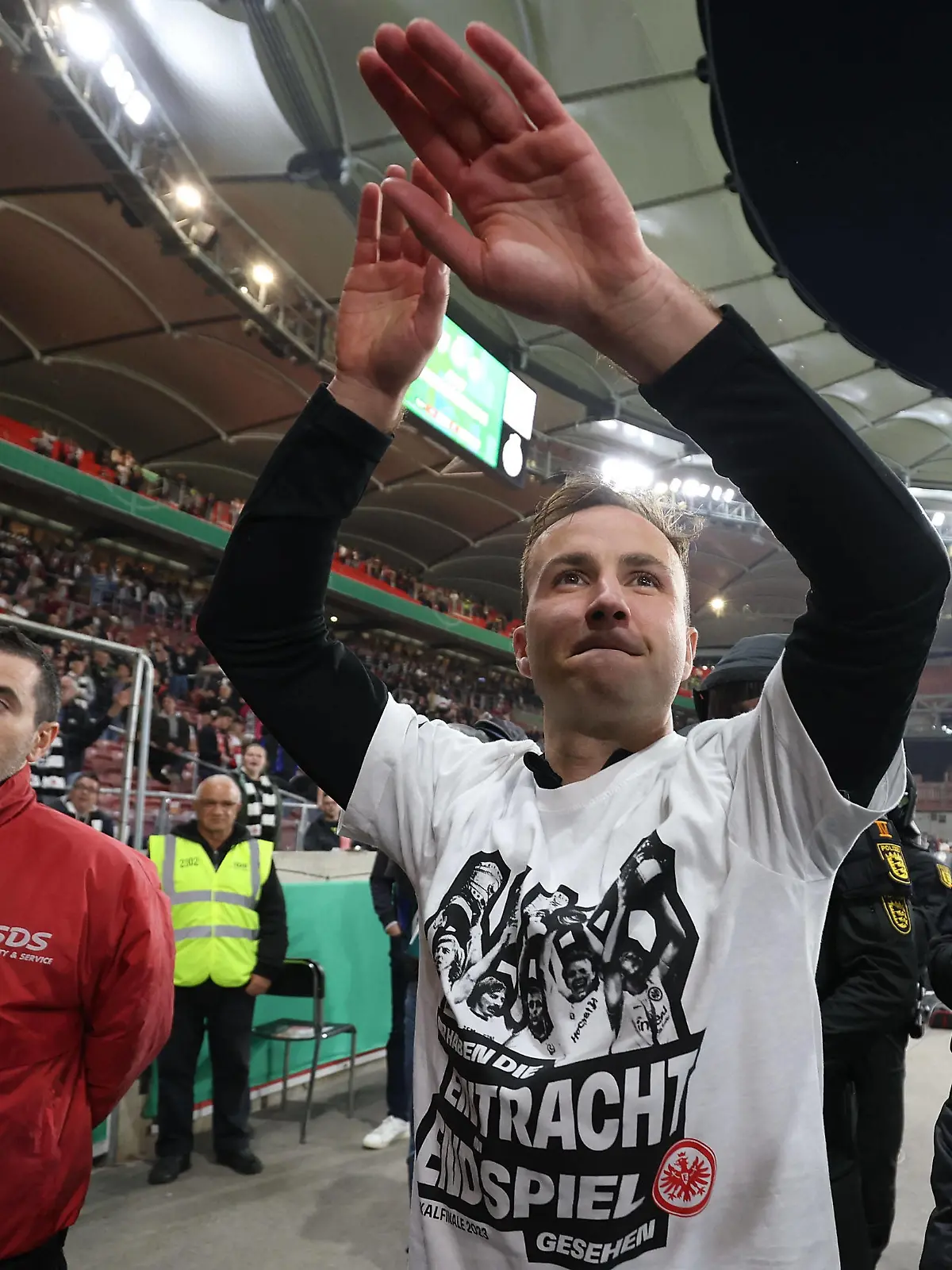 Stuttgart am 03. Mai 2023 Mercedes Benz Arena DFB Pokal Halbfinale VFB Stuttgart - Eintracht Frankfurt v.l.,Eintracht FrankfurtÂ s Mario Götze bedankt sich bei den Fans, bedanken, Dank. Mannschaft nach dem Spiel, after the match bedankt sich bei den Fans, applauds the fans, jubeln / jubelt nach Spielende. DFL/DFB REGULATIONS PROHIBIT ANY USE OF PHOTOGRAPHS as IMAGE SEQUENCES and/or QUASI-VIDEO *** Stuttgart on 03 May 2023 Mercedes Benz Arena DFB Pokal semifinal VFB Stuttgart Eintracht Frankfurt v l ,Eintracht FrankfurtÂ s Mario Götze thanks the fans, thanks team after the match, after the match thanks the fans, applauds the fans, cheers cheers after the match DFL DFB REGULATIONS PROHIBIT ANY USE OF PHOTOGRAPHS AS IMAGE SEQUENCES AND OR QUASI VIDEO Copyright: JoaquimxFerreira