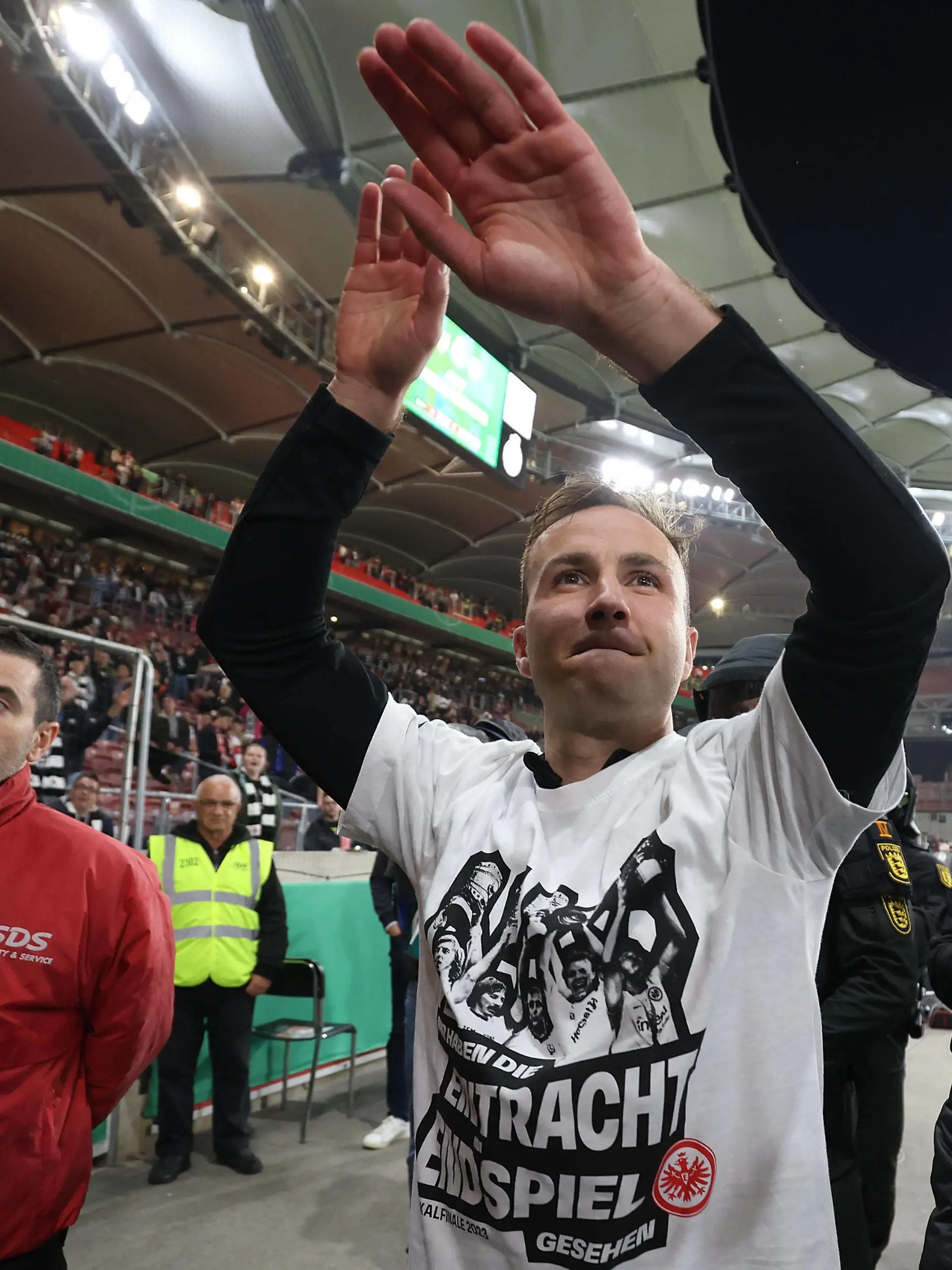 Stuttgart am 03. Mai 2023 Mercedes Benz Arena DFB Pokal Halbfinale VFB Stuttgart - Eintracht Frankfurt v.l.,Eintracht FrankfurtÂ s Mario Götze bedankt sich bei den Fans, bedanken, Dank. Mannschaft nach dem Spiel, after the match bedankt sich bei den Fans, applauds the fans, jubeln / jubelt nach Spielende. DFL/DFB REGULATIONS PROHIBIT ANY USE OF PHOTOGRAPHS as IMAGE SEQUENCES and/or QUASI-VIDEO *** Stuttgart on 03 May 2023 Mercedes Benz Arena DFB Pokal semifinal VFB Stuttgart Eintracht Frankfurt v l ,Eintracht FrankfurtÂ s Mario Götze thanks the fans, thanks team after the match, after the match thanks the fans, applauds the fans, cheers cheers after the match DFL DFB REGULATIONS PROHIBIT ANY USE OF PHOTOGRAPHS AS IMAGE SEQUENCES AND OR QUASI VIDEO Copyright: JoaquimxFerreira