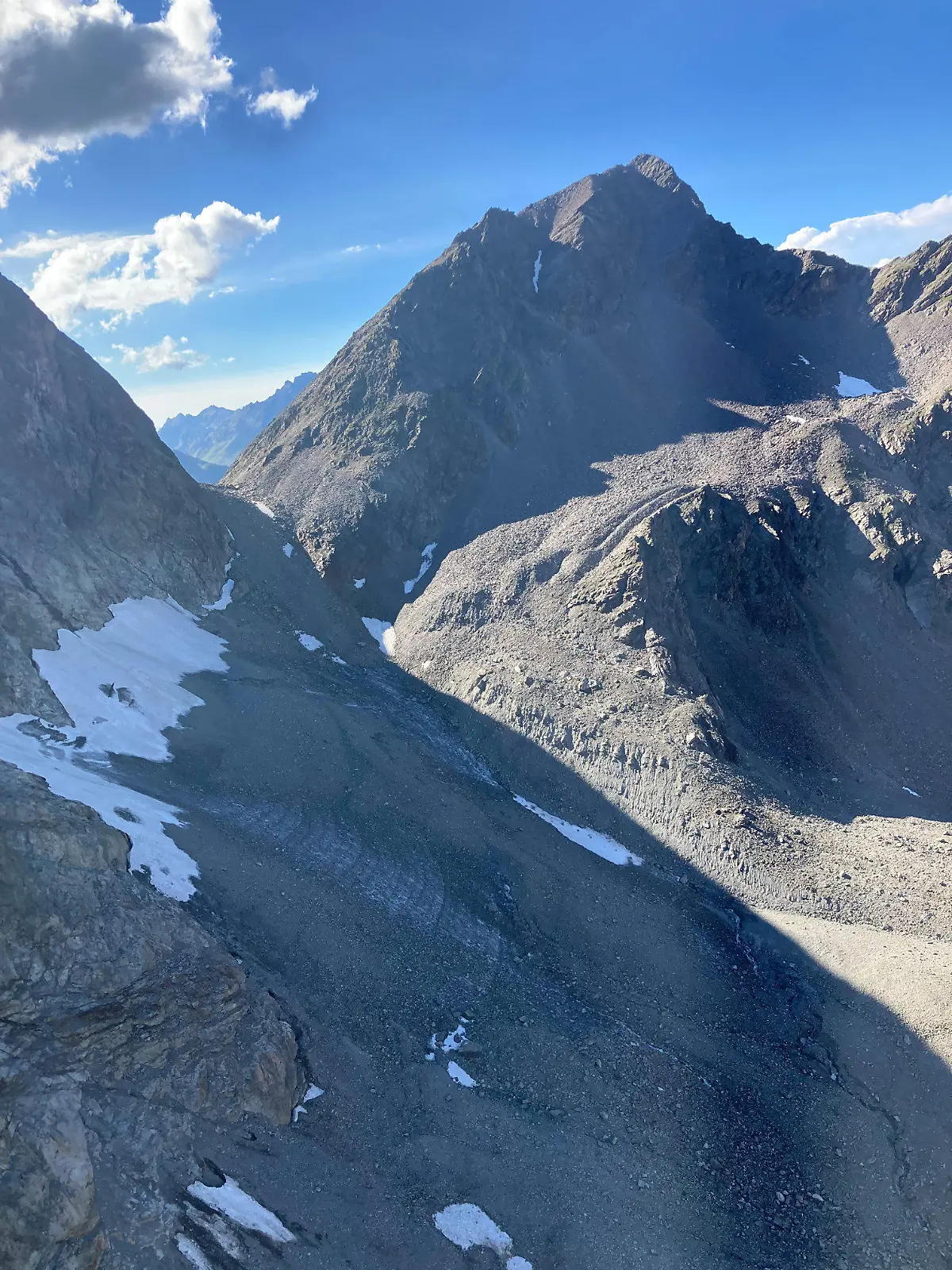 23.08.2023, Österreich, St. Anton am Arlberg: Blick auf den «Scheibler» in St. Anton. Bei einer Bergtour in Tirol hat eine Frau ihren Tourenführer bei einem Absturz mit in den Tod gerissen. Foto: ---/Zoom.Tirol/APA/dpa +++ dpa-Bildfunk +++