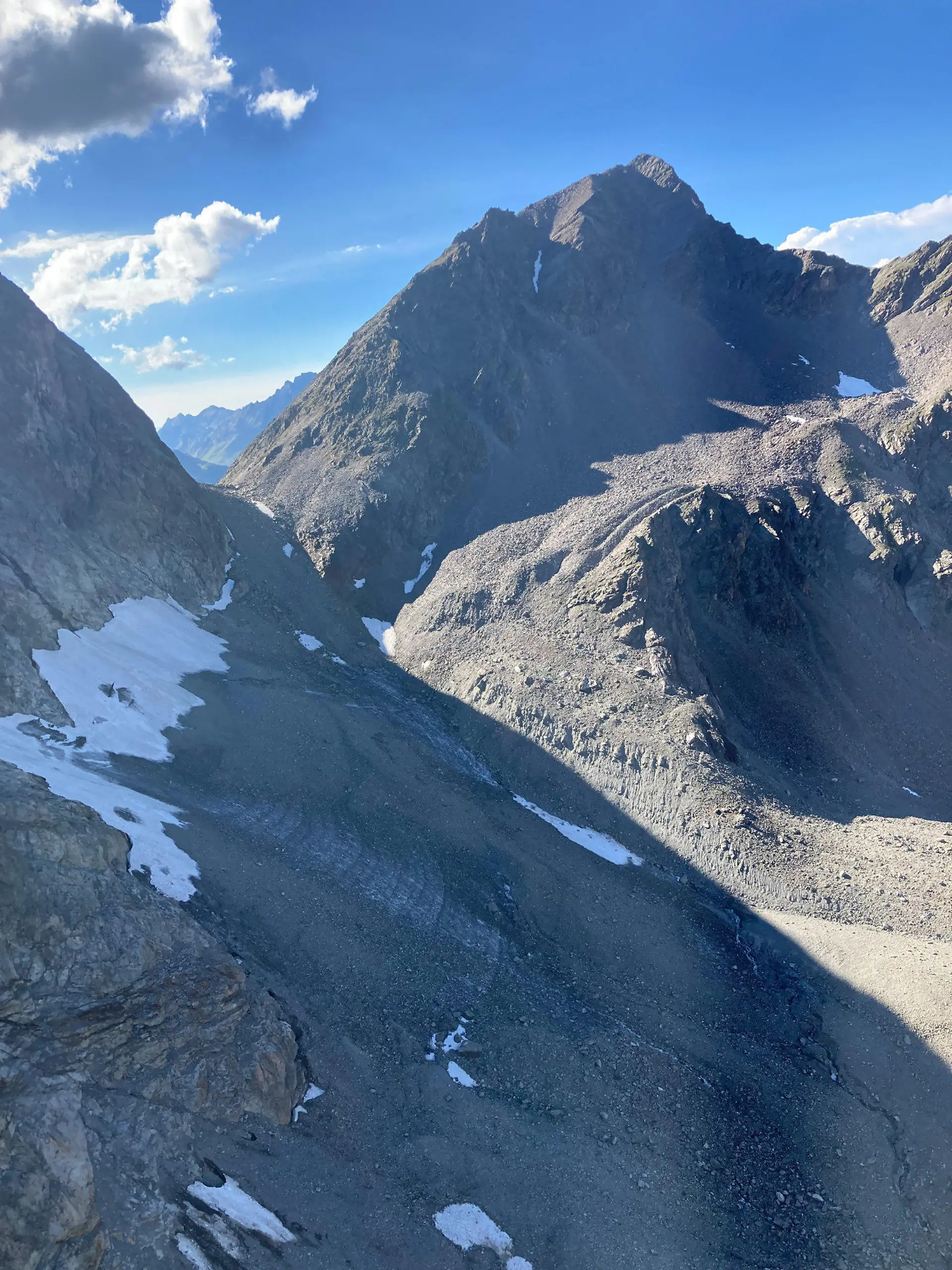 23.08.2023, Österreich, St. Anton am Arlberg: Blick auf den «Scheibler» in St. Anton. Bei einer Bergtour in Tirol hat eine Frau ihren Tourenführer bei einem Absturz mit in den Tod gerissen. Foto: ---/Zoom.Tirol/APA/dpa +++ dpa-Bildfunk +++