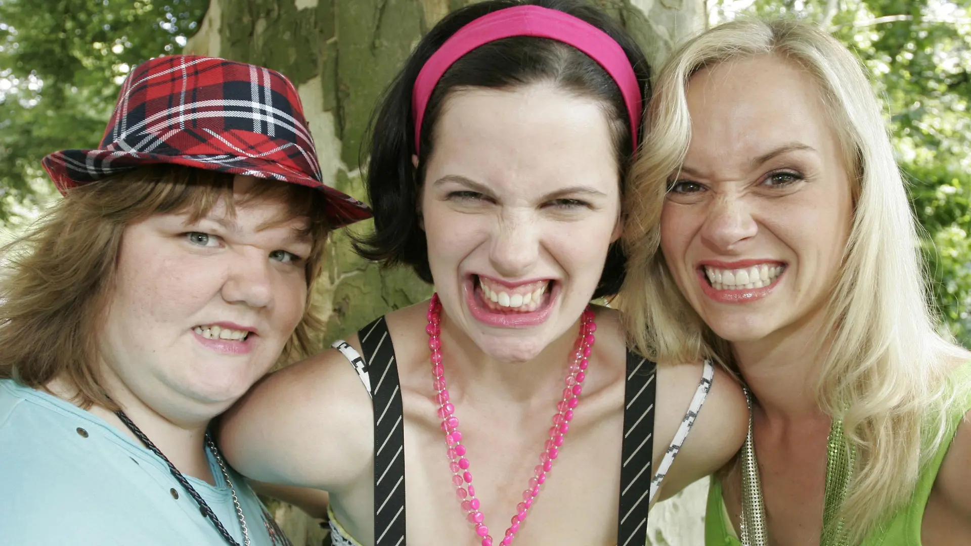 Auf den ersten Blick sehen sie ganz lieb aus. Doch sie haben es faustdick hinter den Ohren:  Manuela Wisbeck, Isabell Polak und Annett Fleischer (v.li.) sind "Böse Mädchen". In den 13 neuen Folgen der Versteckte-Kamera-Show spielen die drei Frauen der ahnungslosen Männerwelt unverschämte Streiche und nehmen typisch männliche Verhaltensweisen aufs Korn.