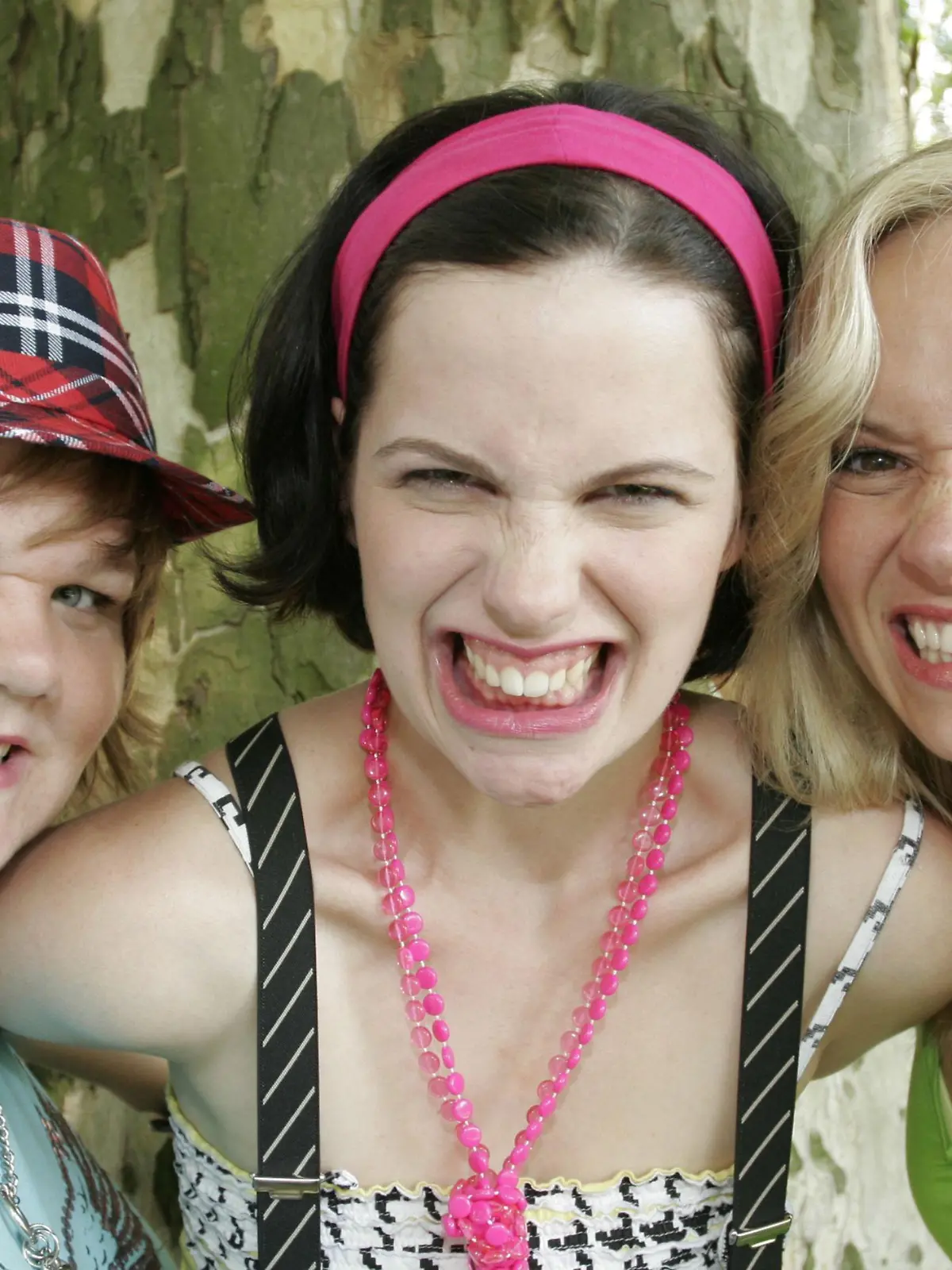 Auf den ersten Blick sehen sie ganz lieb aus. Doch sie haben es faustdick hinter den Ohren:  Manuela Wisbeck, Isabell Polak und Annett Fleischer (v.li.) sind "Böse Mädchen". In den 13 neuen Folgen der Versteckte-Kamera-Show spielen die drei Frauen der ahnungslosen Männerwelt unverschämte Streiche und nehmen typisch männliche Verhaltensweisen aufs Korn.