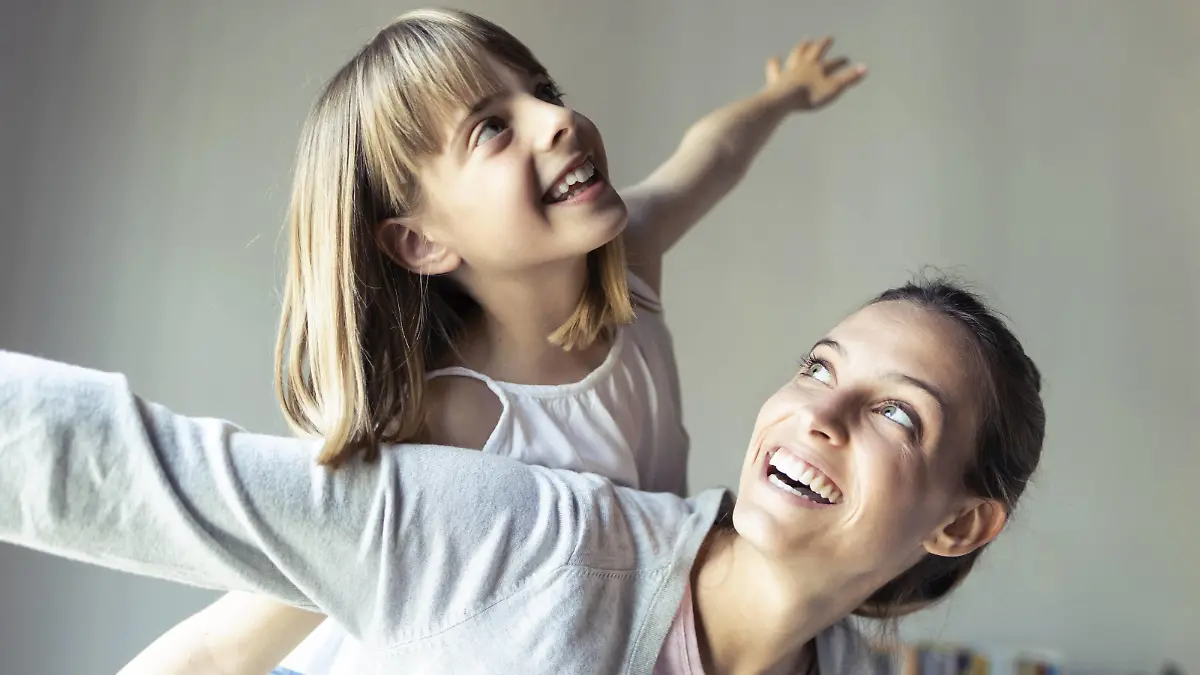 Mother and daughter playing at home, pretending to fly model released Symbolfoto PUBLICATIONxINxGERxSUIxAUTxHUNxONLY JSRF00185