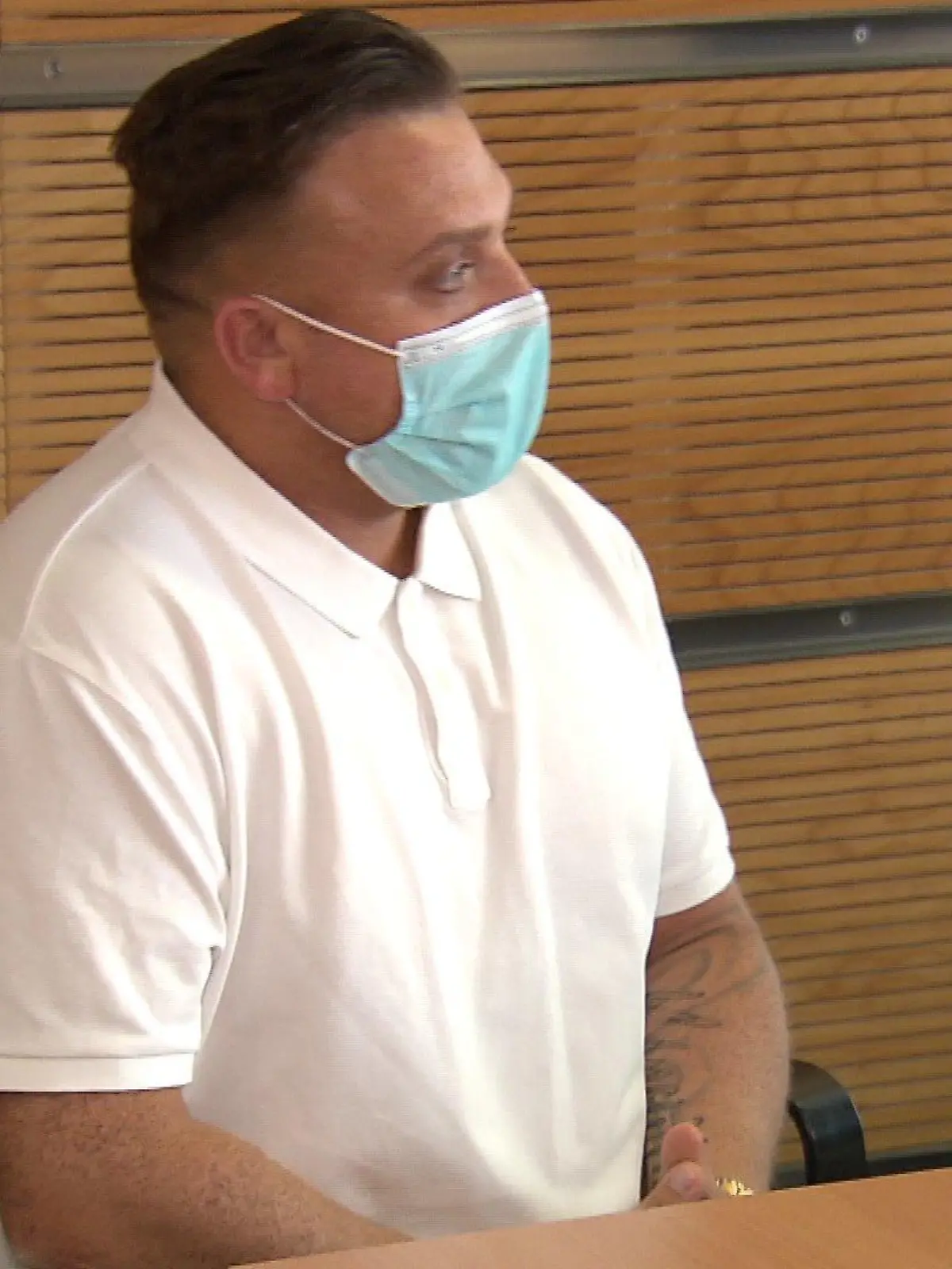 Menowin Fröhlich sitzt im Gerichtssaal