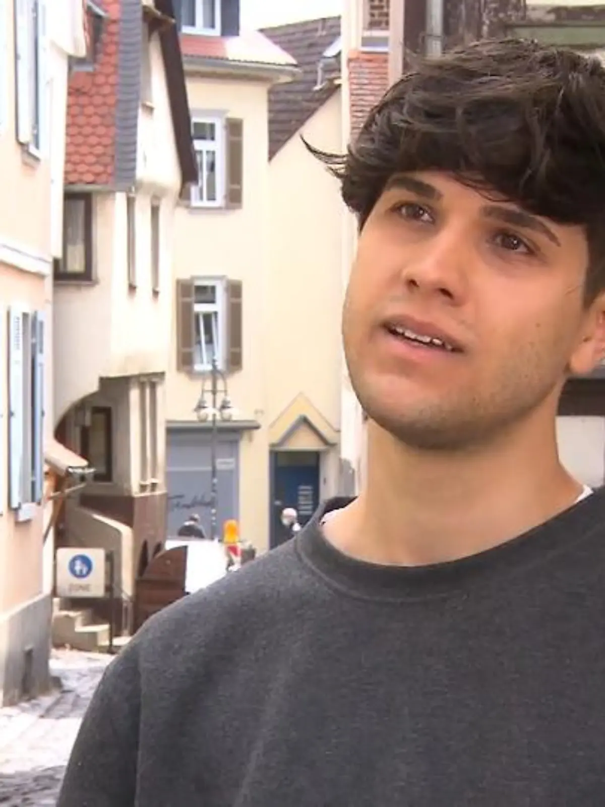 Autor Norman Wolf schreibt über Themen, die ihn bewegen: In seinem letzten Buch beschrieb er die Suche nach seinem Vater, den er mit Hilfe der Twitter-Community als Obdachlosen auf den Straßen Hamburgs fand. Jetzt hat der Psychologie-Student aus Marburg ein neues Buch veröffentlicht. In "Wenn die Pause zur Hölle wird" beschreibt er eigene Mobbing-Erfahrungen und will damit Betroffenen helfen.