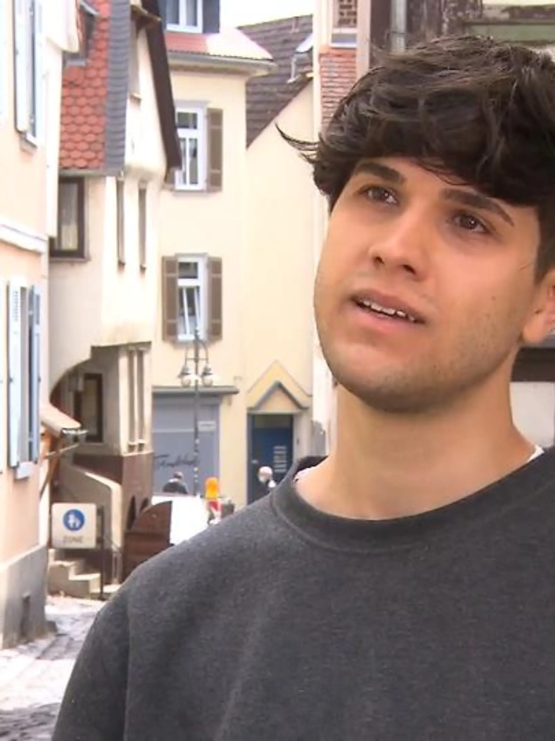 Autor Norman Wolf schreibt über Themen, die ihn bewegen: In seinem letzten Buch beschrieb er die Suche nach seinem Vater, den er mit Hilfe der Twitter-Community als Obdachlosen auf den Straßen Hamburgs fand. Jetzt hat der Psychologie-Student aus Marburg ein neues Buch veröffentlicht. In "Wenn die Pause zur Hölle wird" beschreibt er eigene Mobbing-Erfahrungen und will damit Betroffenen helfen.