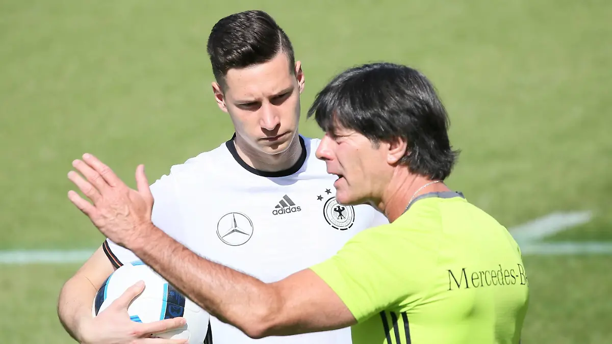 Bilder des Tages SPORT Bundestrainer Joachim Löw mit Julian Draxler - Training der Deutschen Nationalmannschaft zur EM Vorbereitung in Ascona, Schweiz

Images the Day Sports German coach Joachim Loew with Julian Draxler Training the German national team to euro Preparations in Ascona Switzerland  